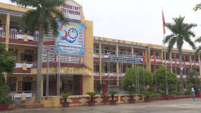 Nam sinh lớp 10 bị bạn đâm trọng thương trong giờ ra chơi