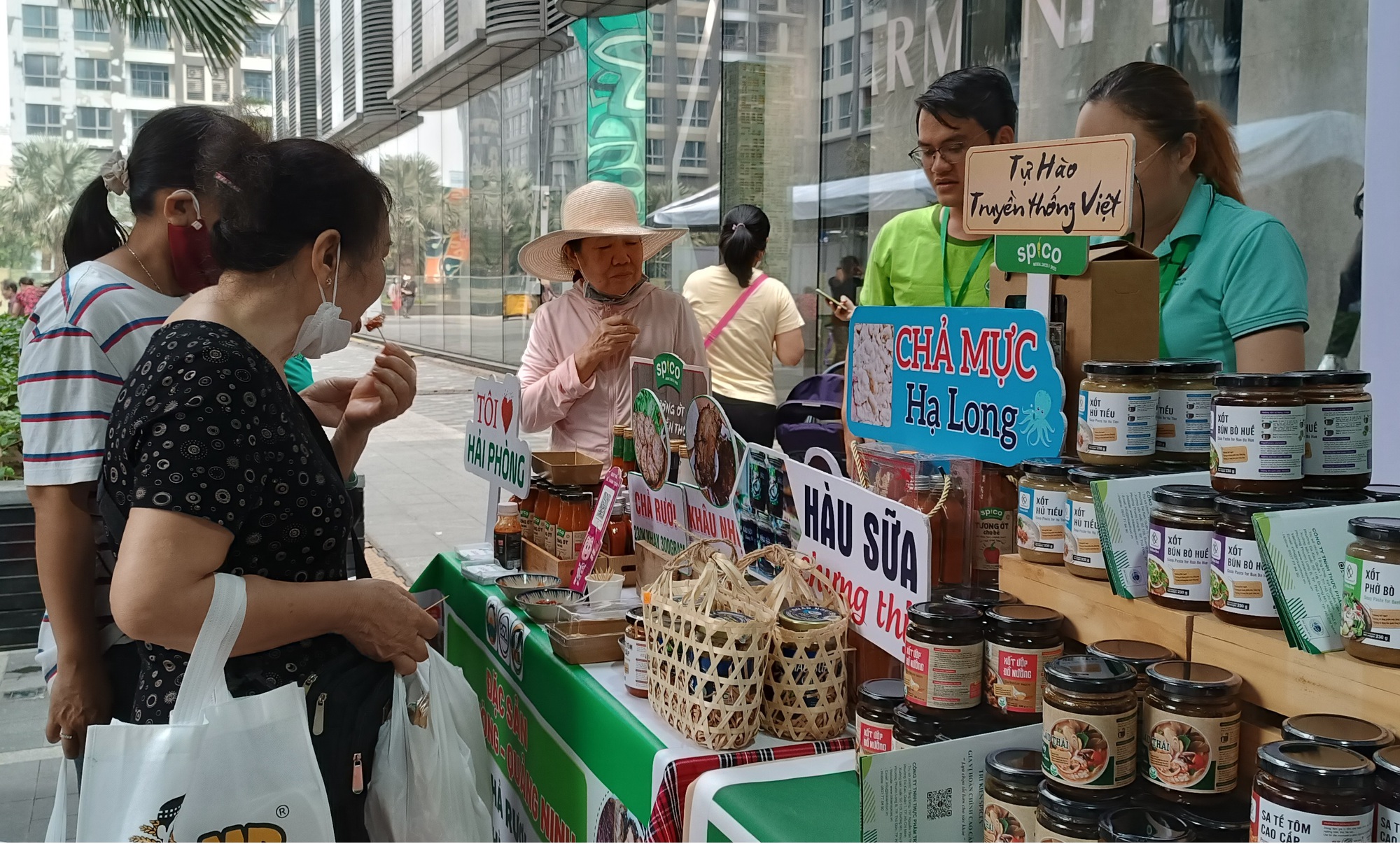 Lễ hội &ldquo;Tết Xanh qu&agrave; Việt&rdquo; ở TP HCM ch&iacute;nh thức mở cửa đ&oacute;n kh&aacute;ch - Ảnh 1.