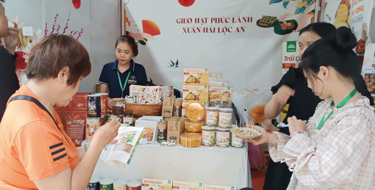 Lễ hội &ldquo;Tết Xanh qu&agrave; Việt&rdquo; ở TP HCM ch&iacute;nh thức mở cửa đ&oacute;n kh&aacute;ch - Ảnh 8.