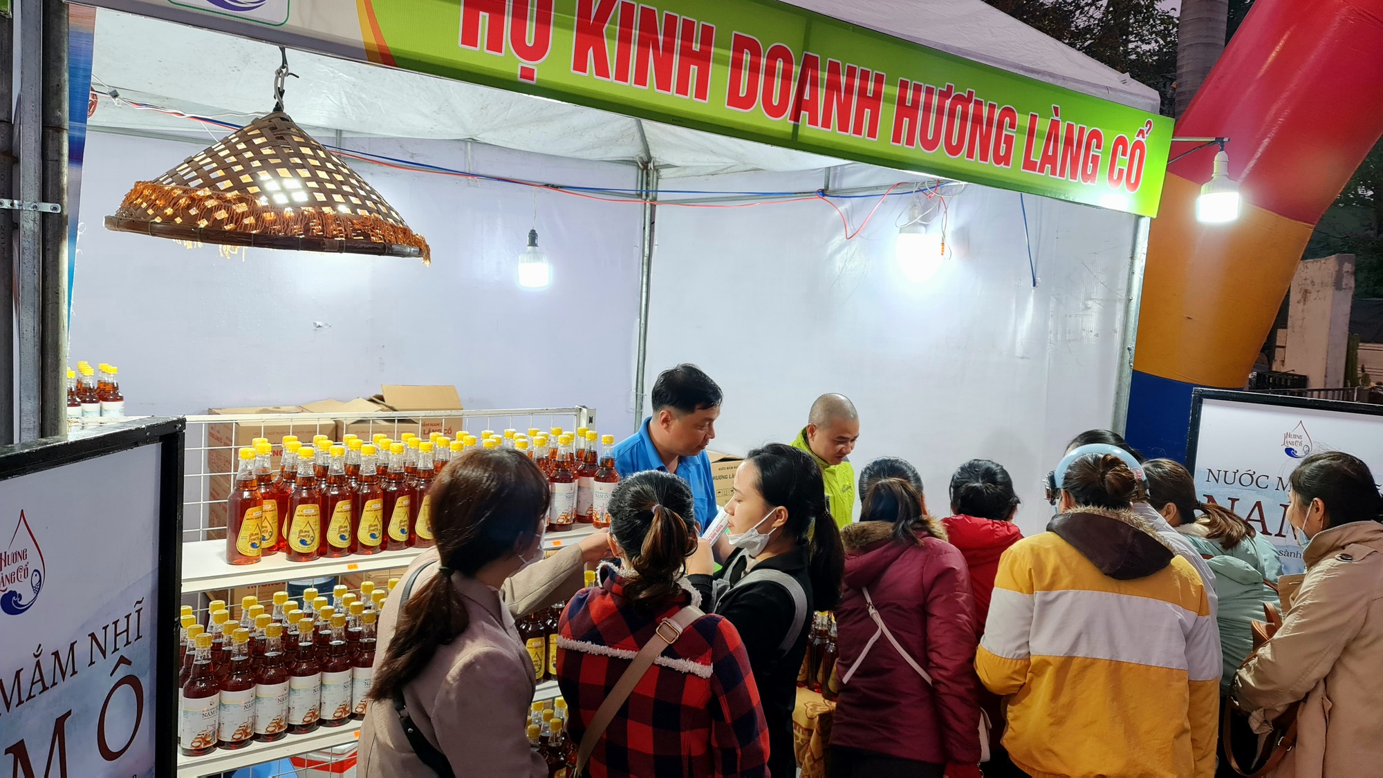 Đ&agrave; Nẵng: Đ&ocirc;ng nghịt người mua sắm tại Phi&ecirc;n chợ Tết c&ocirc;ng nh&acirc;n 2023 - Ảnh 3.