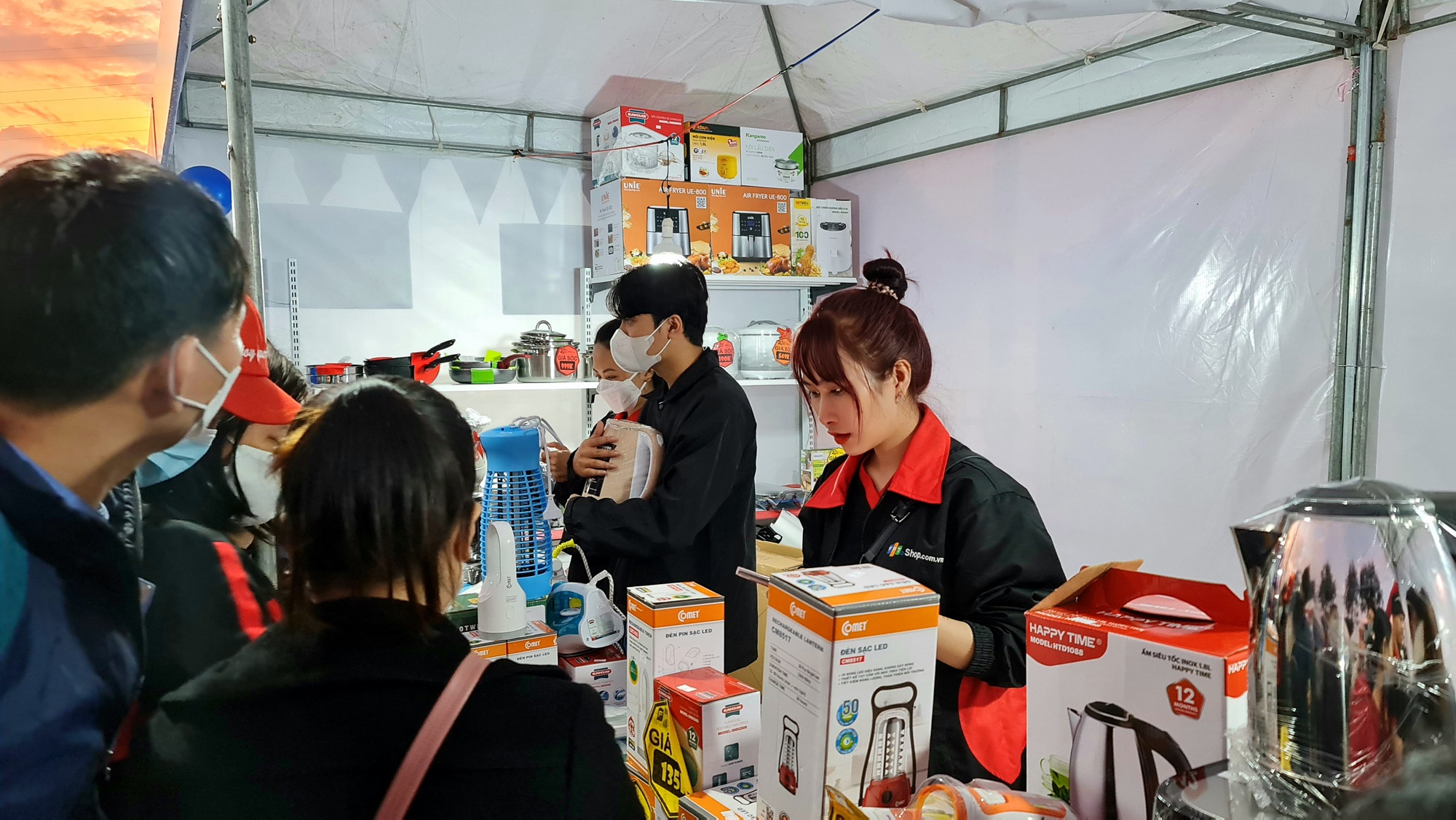 Đ&agrave; Nẵng: Đ&ocirc;ng nghịt người mua sắm tại Phi&ecirc;n chợ Tết c&ocirc;ng nh&acirc;n 2023 - Ảnh 2.