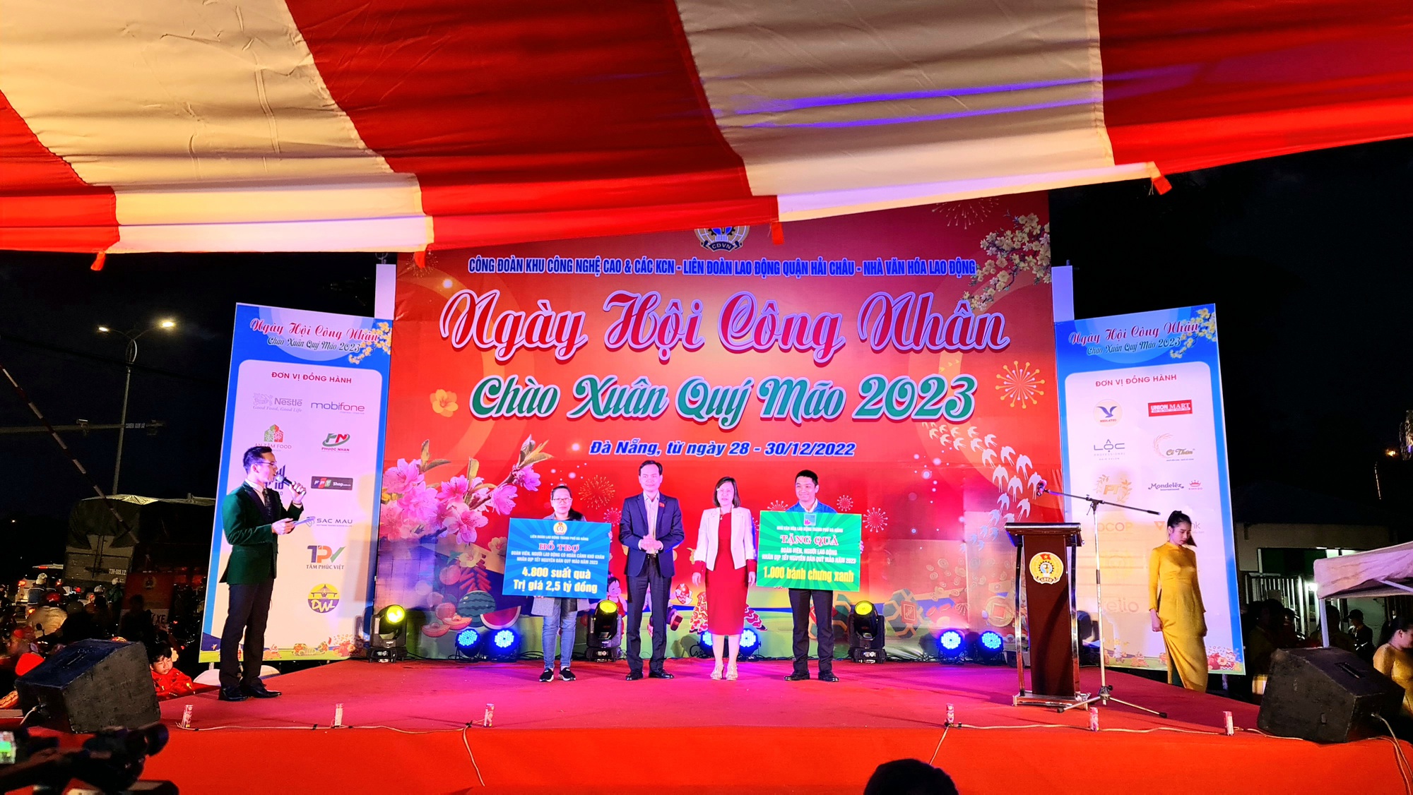 Đ&agrave; Nẵng: Đ&ocirc;ng nghịt người mua sắm tại Phi&ecirc;n chợ Tết c&ocirc;ng nh&acirc;n 2023 - Ảnh 6.
