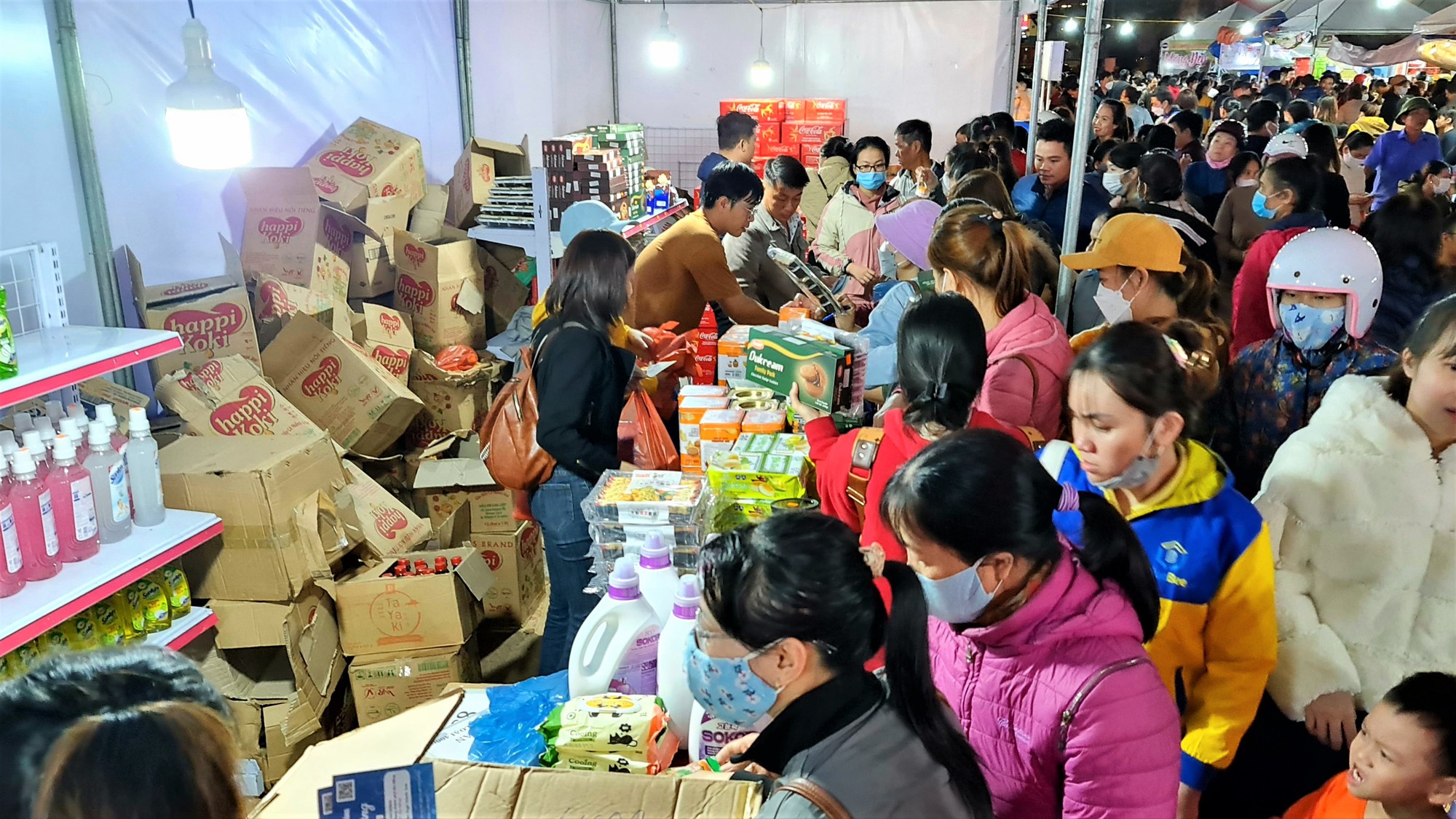 Đ&agrave; Nẵng: Đ&ocirc;ng nghịt người mua sắm tại Phi&ecirc;n chợ Tết c&ocirc;ng nh&acirc;n 2023 - Ảnh 4.