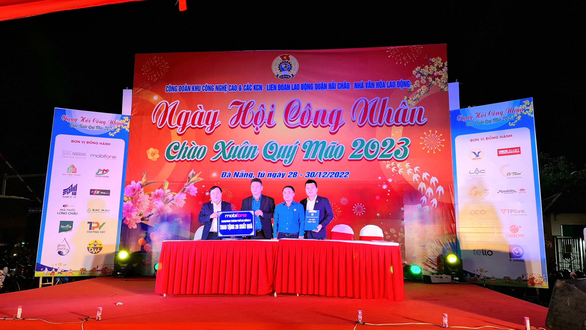 Đ&agrave; Nẵng: Đ&ocirc;ng nghịt người mua sắm tại Phi&ecirc;n chợ Tết c&ocirc;ng nh&acirc;n 2023 - Ảnh 7.