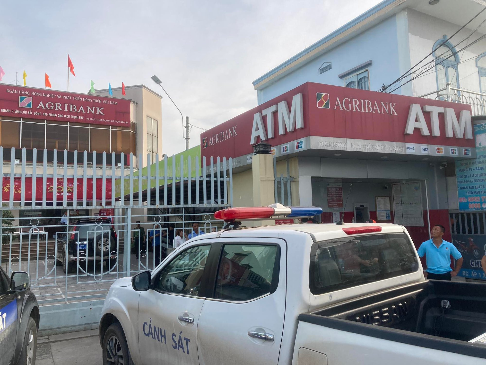 Rất đông công an ngoài một ngân hàng nghi bị cướp ở Đồng Nai - Ảnh 5.
