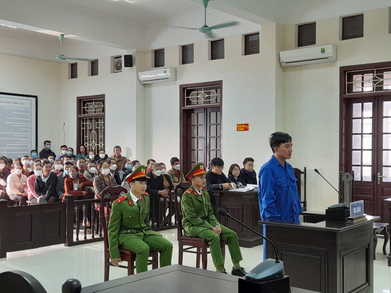 Quảng Trị: H&agrave;ng trăm người sập bẫy lừa của nguy&ecirc;n c&aacute;n bộ t&iacute;n dụng ng&acirc;n h&agrave;ng - Ảnh 1.