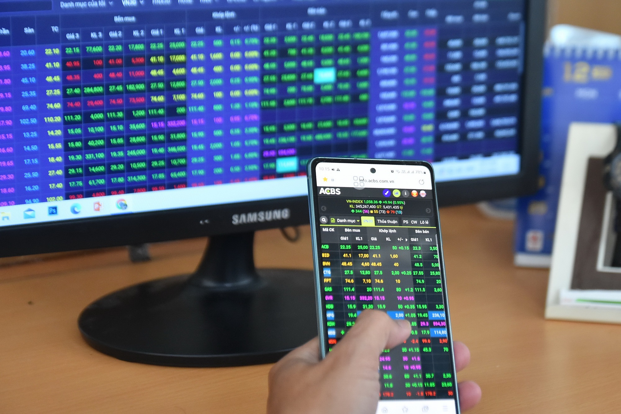 Cổ phiếu hôm nay 28-12: Khối ngoại kéo cổ phiếu ngân hàng, VN-Index giữ mốc 1.000 điểm