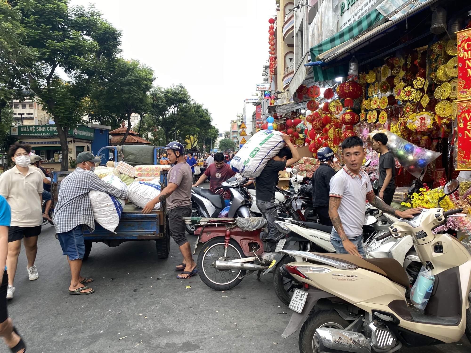 Đồ trang tr&iacute; Tết tr&agrave;n ngập c&aacute;c nẻo đường TP HCM - Ảnh 2.