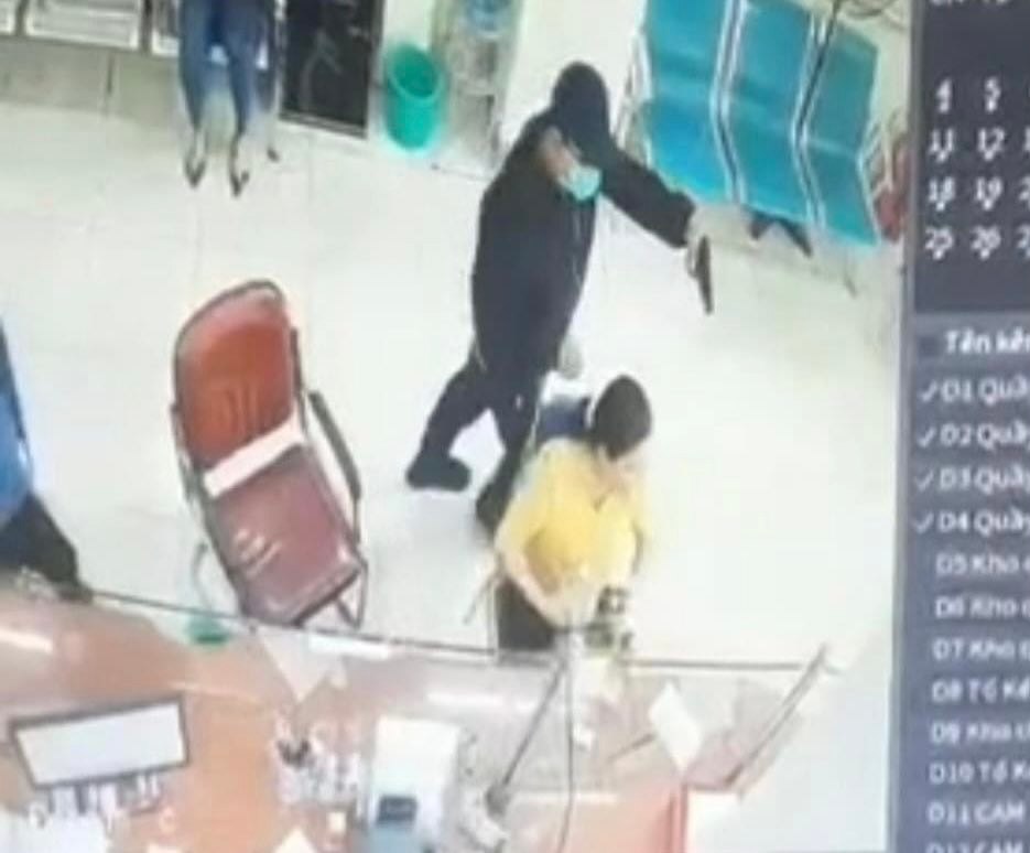 Rất đông công an ngoài một ngân hàng nghi bị cướp ở Đồng Nai