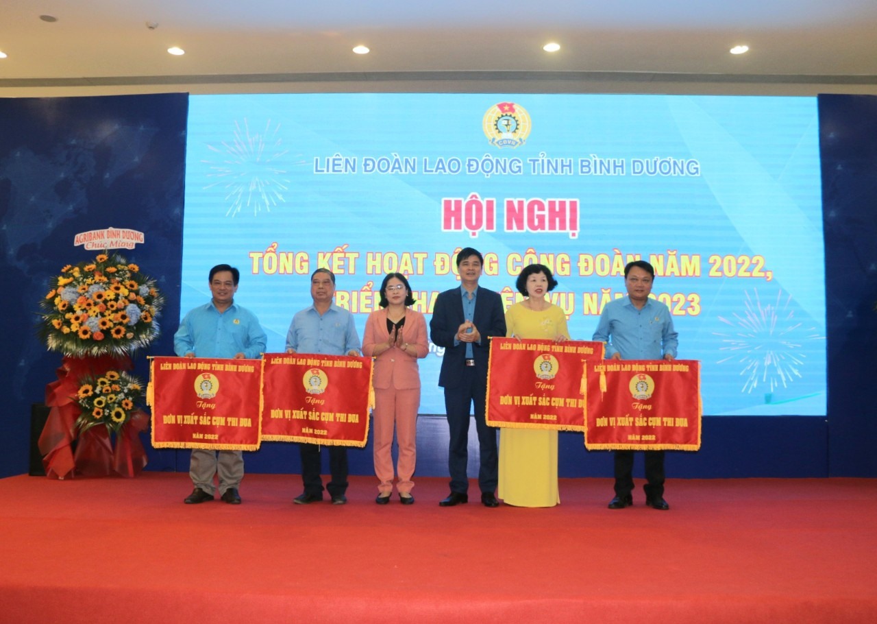 Nhiều phần qu&agrave; Tết đến với c&ocirc;ng nh&acirc;n kh&oacute; khăn ở B&igrave;nh Dương - Ảnh 1.