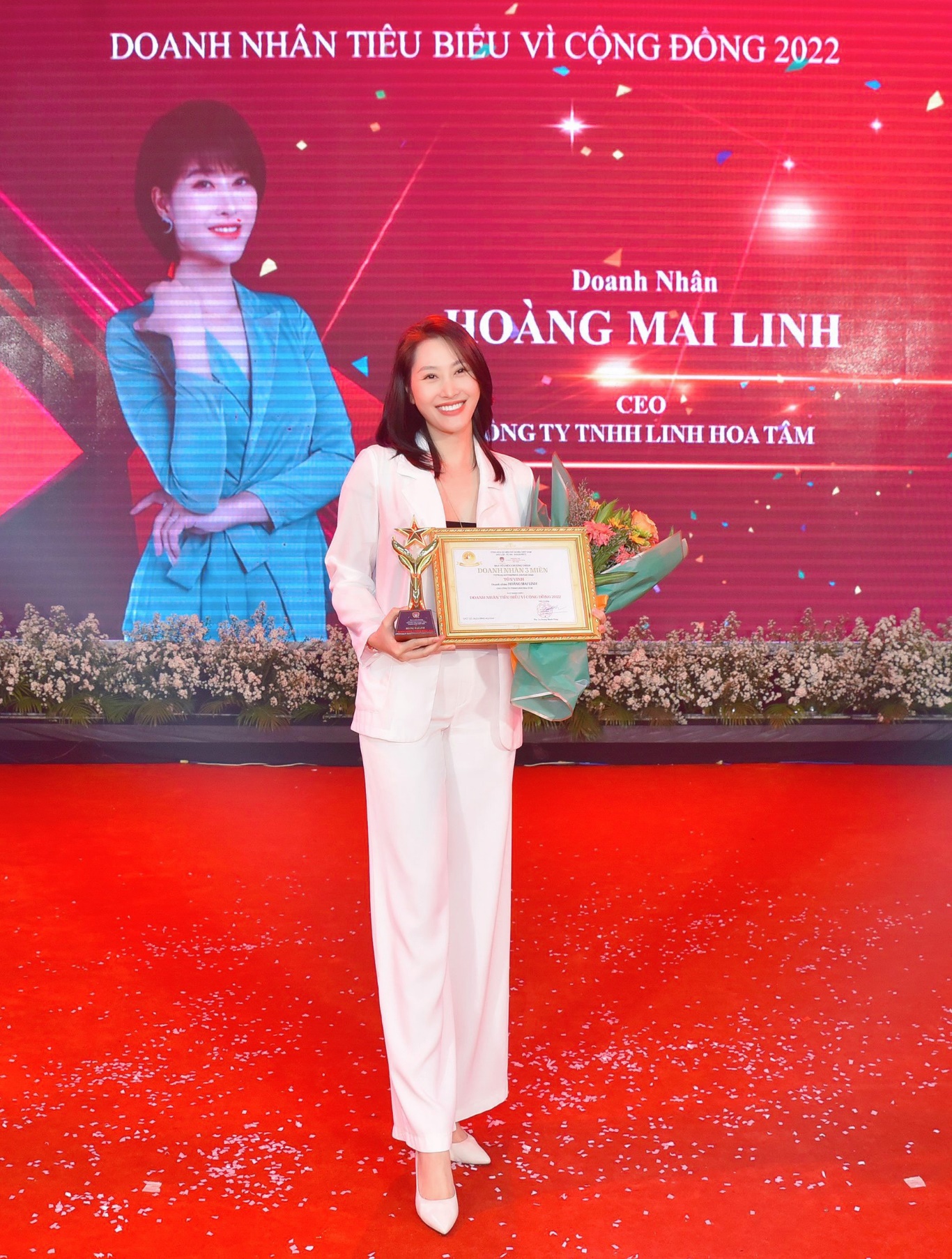 CEO Ho&agrave;ng Mai Linh nhận giải thưởng Doanh nh&acirc;n v&igrave; cộng đồng - Ảnh 1.