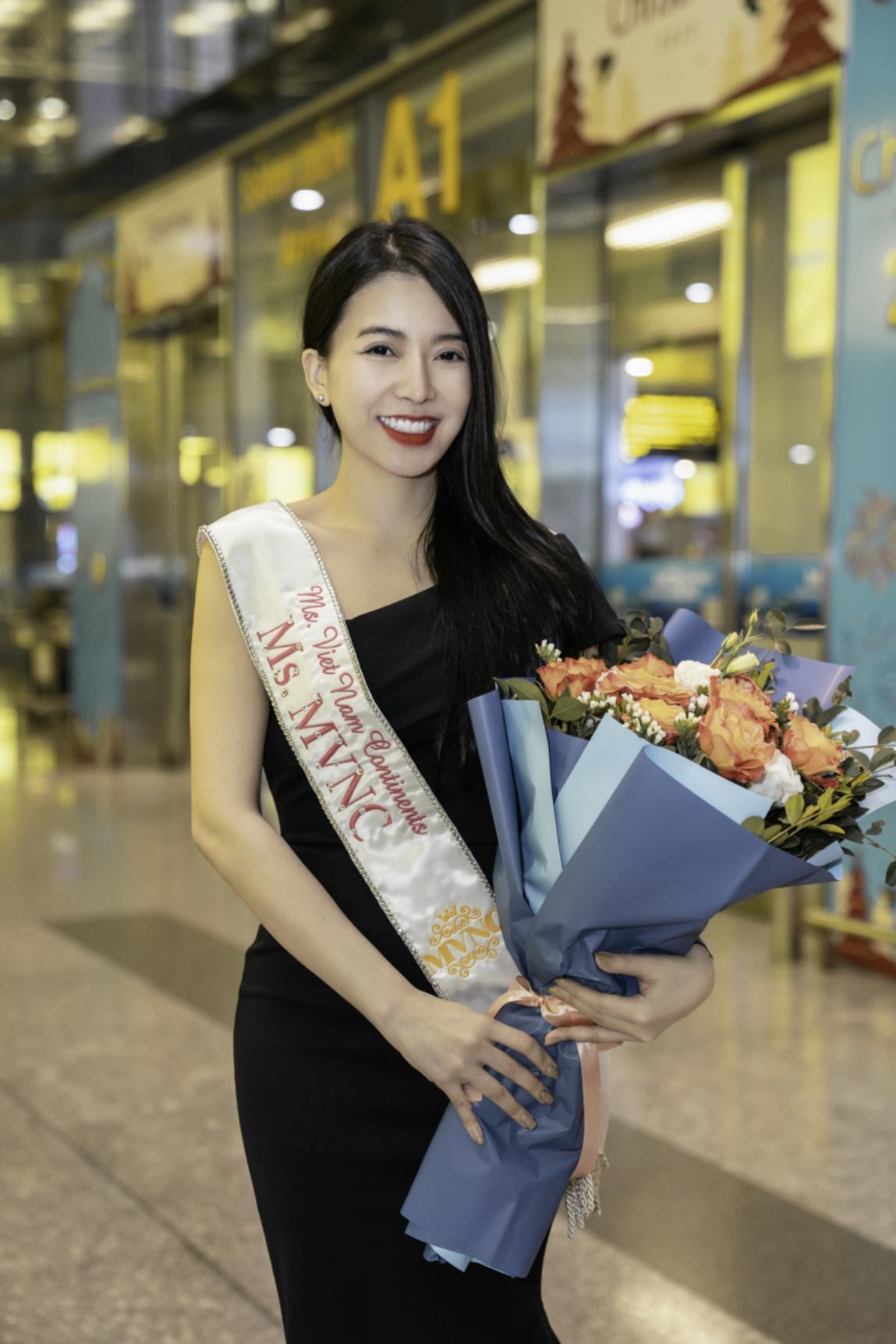 Hoa hậu Đỗ Thị Ngọc Anh được mẹ ruột ra tận s&acirc;n bay đ&oacute;n - Ảnh 1.