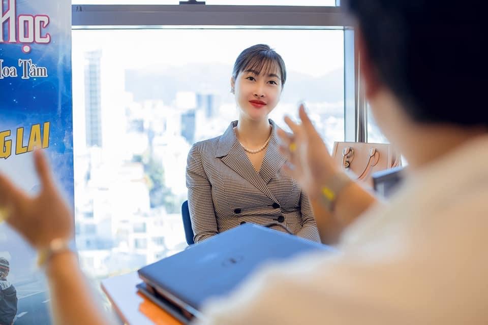 CEO Ho&agrave;ng Mai Linh nhận giải thưởng Doanh nh&acirc;n v&igrave; cộng đồng - Ảnh 7.