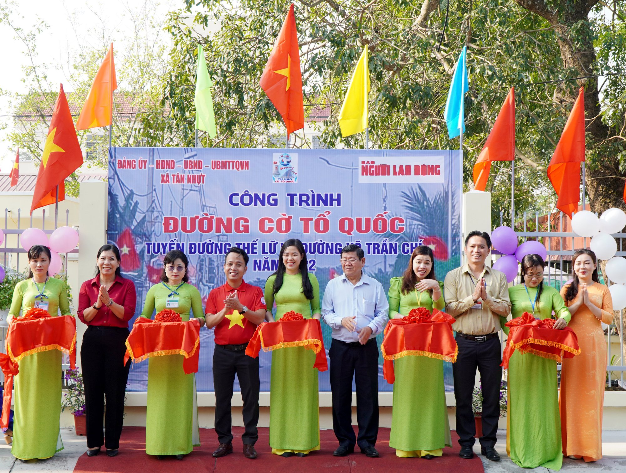 Đường cờ Tổ quốc thắm t&ocirc; hai địa chỉ đỏ tại huyện B&igrave;nh Ch&aacute;nh - Ảnh 2.