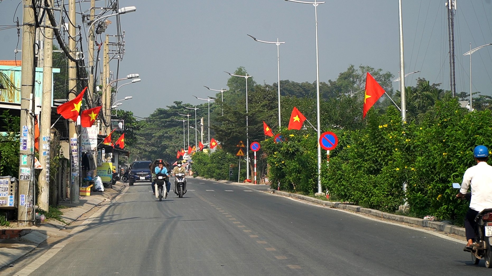 Đường cờ Tổ quốc thắm t&ocirc; hai địa chỉ đỏ tại huyện B&igrave;nh Ch&aacute;nh - Ảnh 1.