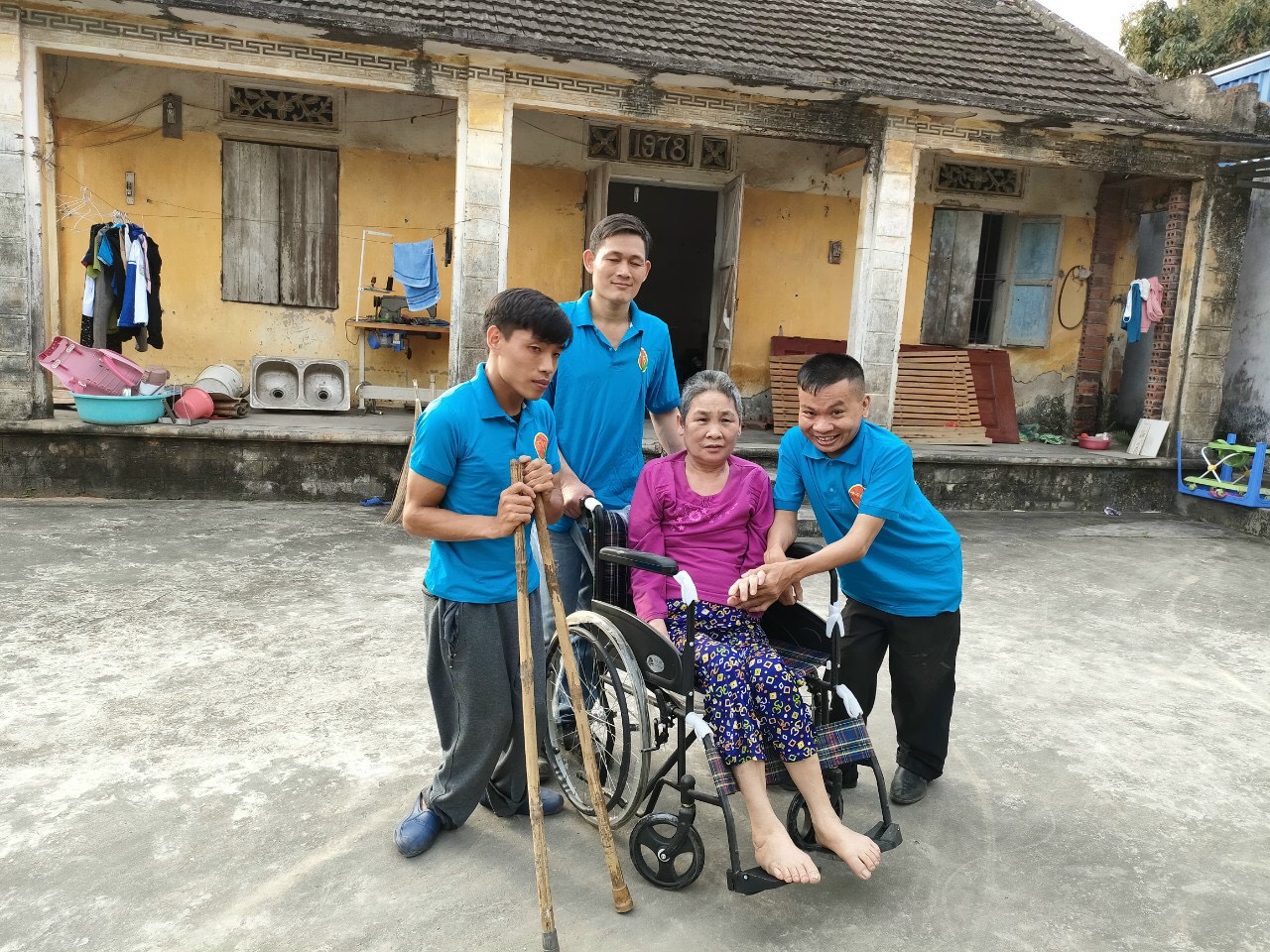 Ông chủ xưởng mộc hết lòng giúp người