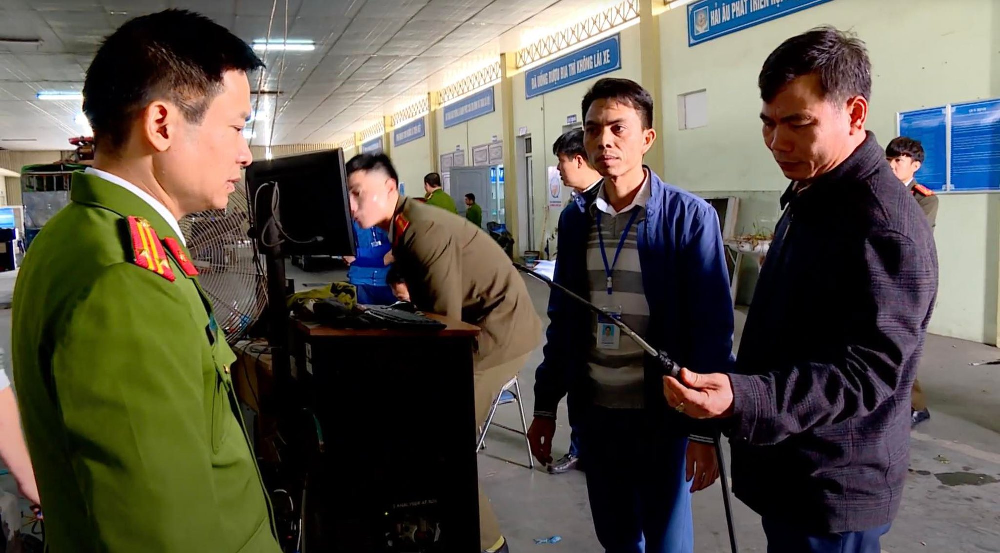 Khởi tố giám đốc, phó giám đốc Trung tâm đăng kiểm nhận hối lộ bỏ qua lỗi kỹ thuật xe ôtô - Ảnh 2.