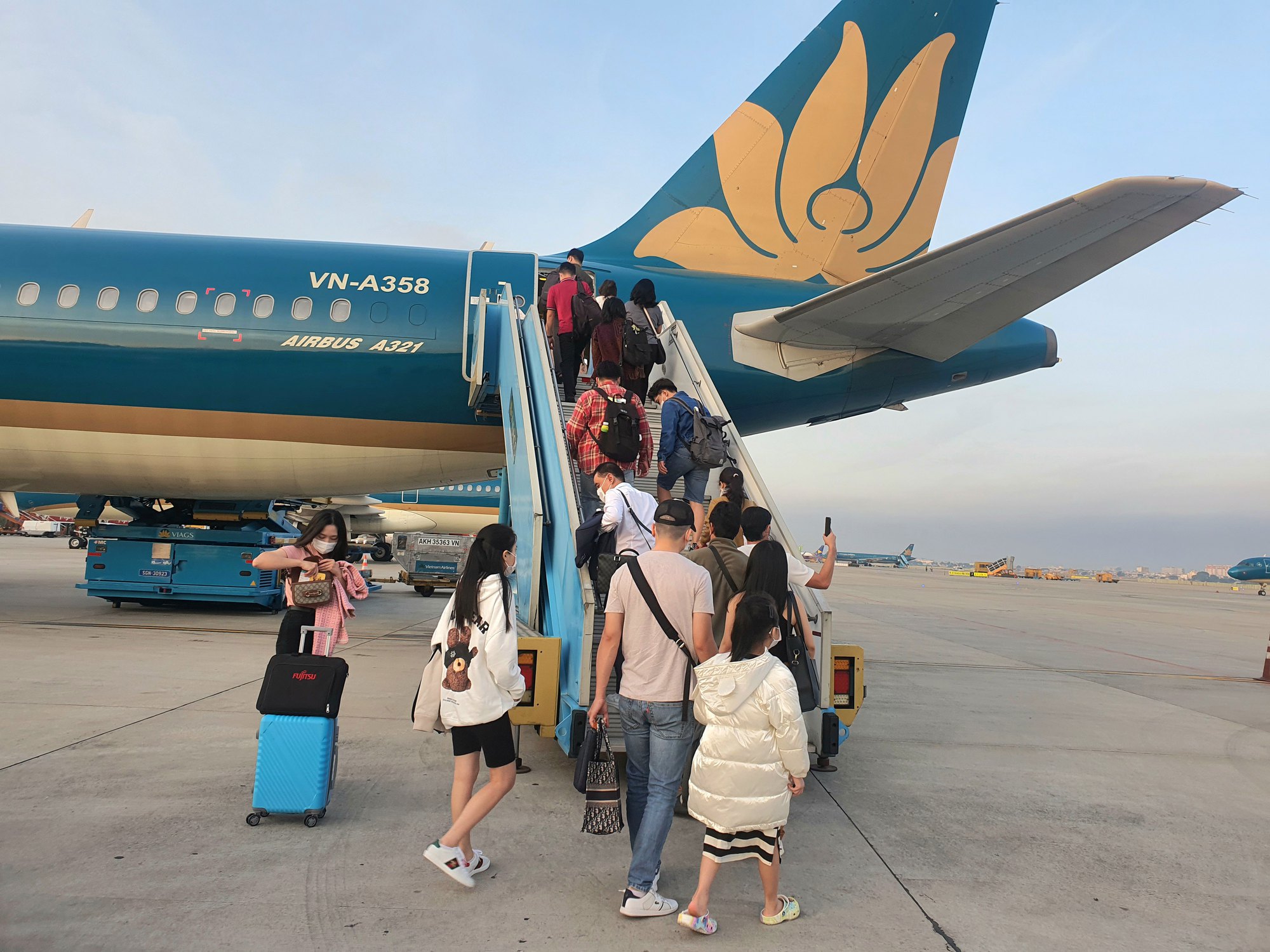 Nhu cầu đi lại dịp Tết n&oacute;ng l&ecirc;n từng ng&agrave;y  - Ảnh 3.