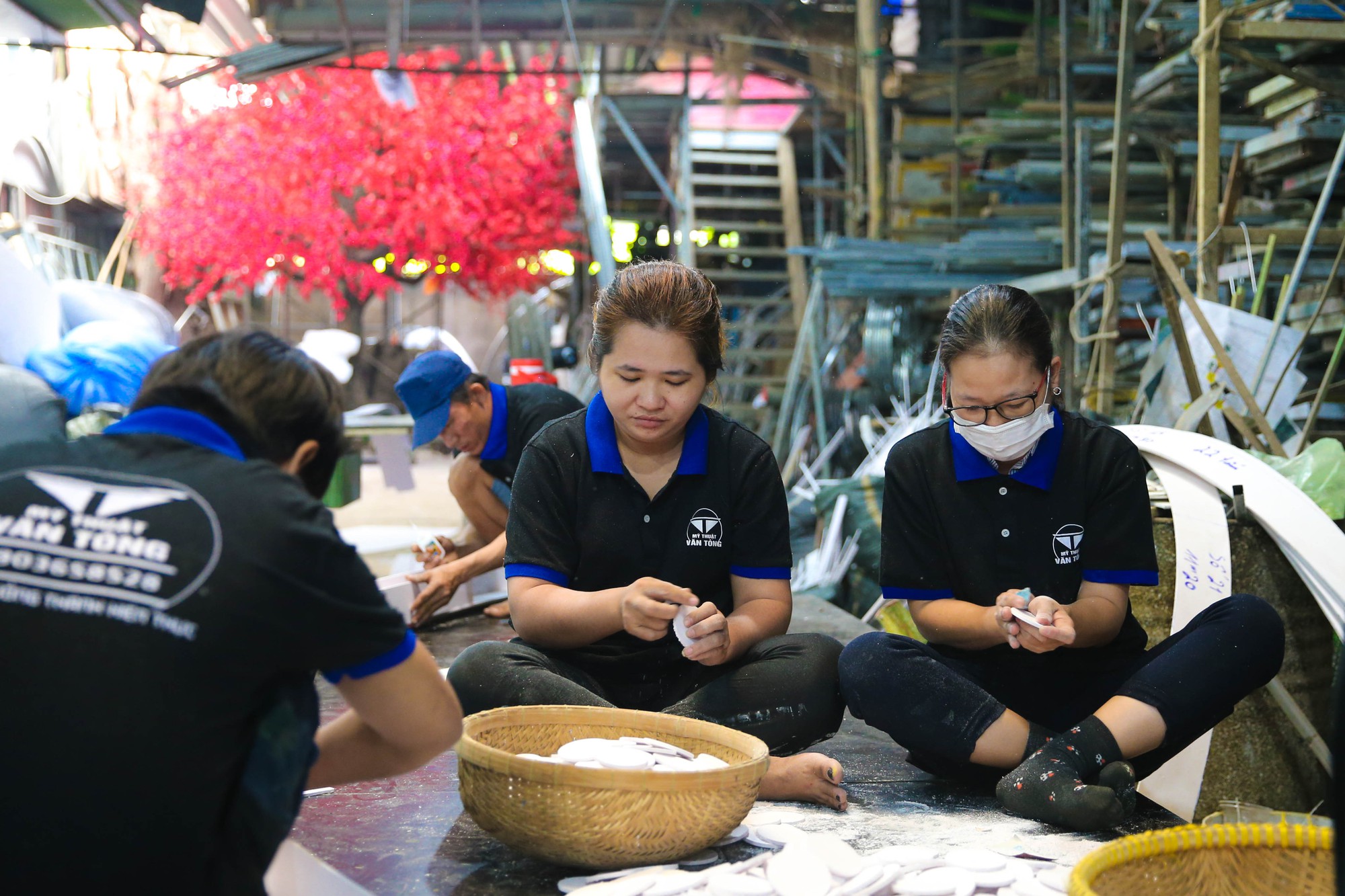 V&agrave;o xưởng chế t&aacute;c xem linh vật đường hoa Nguyễn Huệ Tết Qu&yacute; M&atilde;o - Ảnh 2.