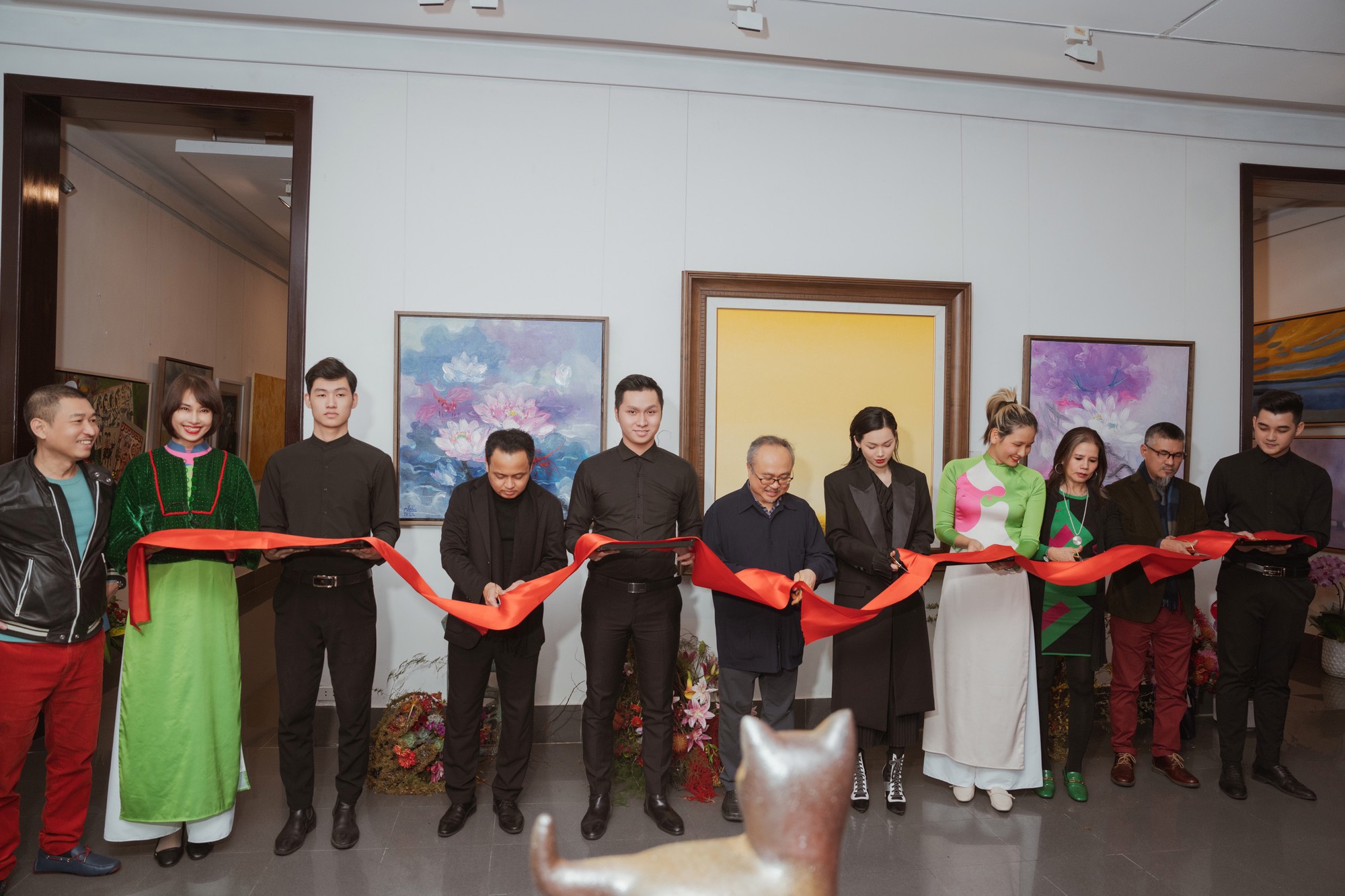 NSND Đặng Th&aacute;i Sơn ch&uacute;c mừng gi&aacute;m tuyển của triển l&atilde;m M&egrave;o du Xu&acirc;n - Ảnh 1.