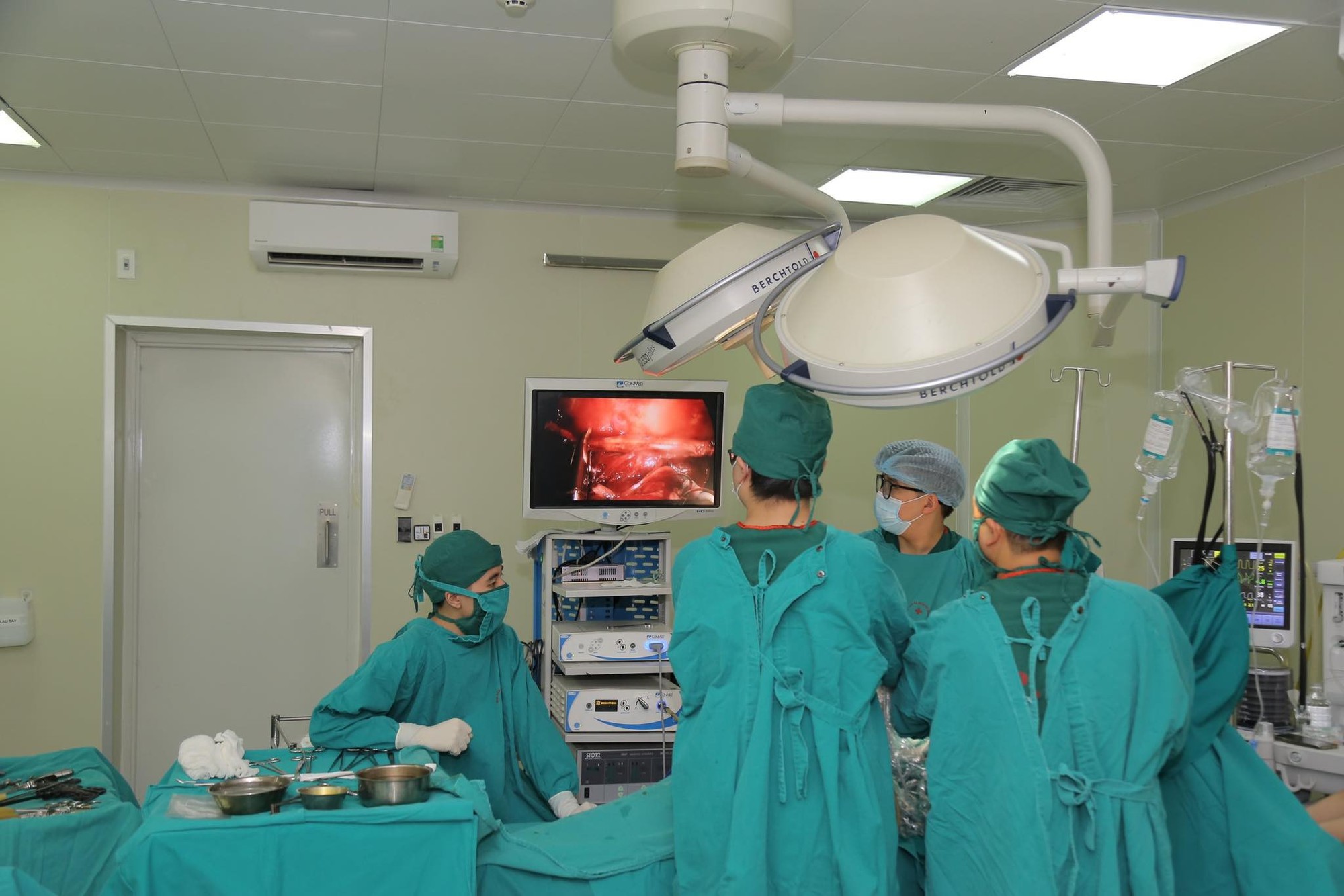 Hai bệnh nh&acirc;n c&oacute; phổi đ&ocirc;ng đặc, xơ h&oacute;a nghi do di chứng COVID-19 - Ảnh 2.