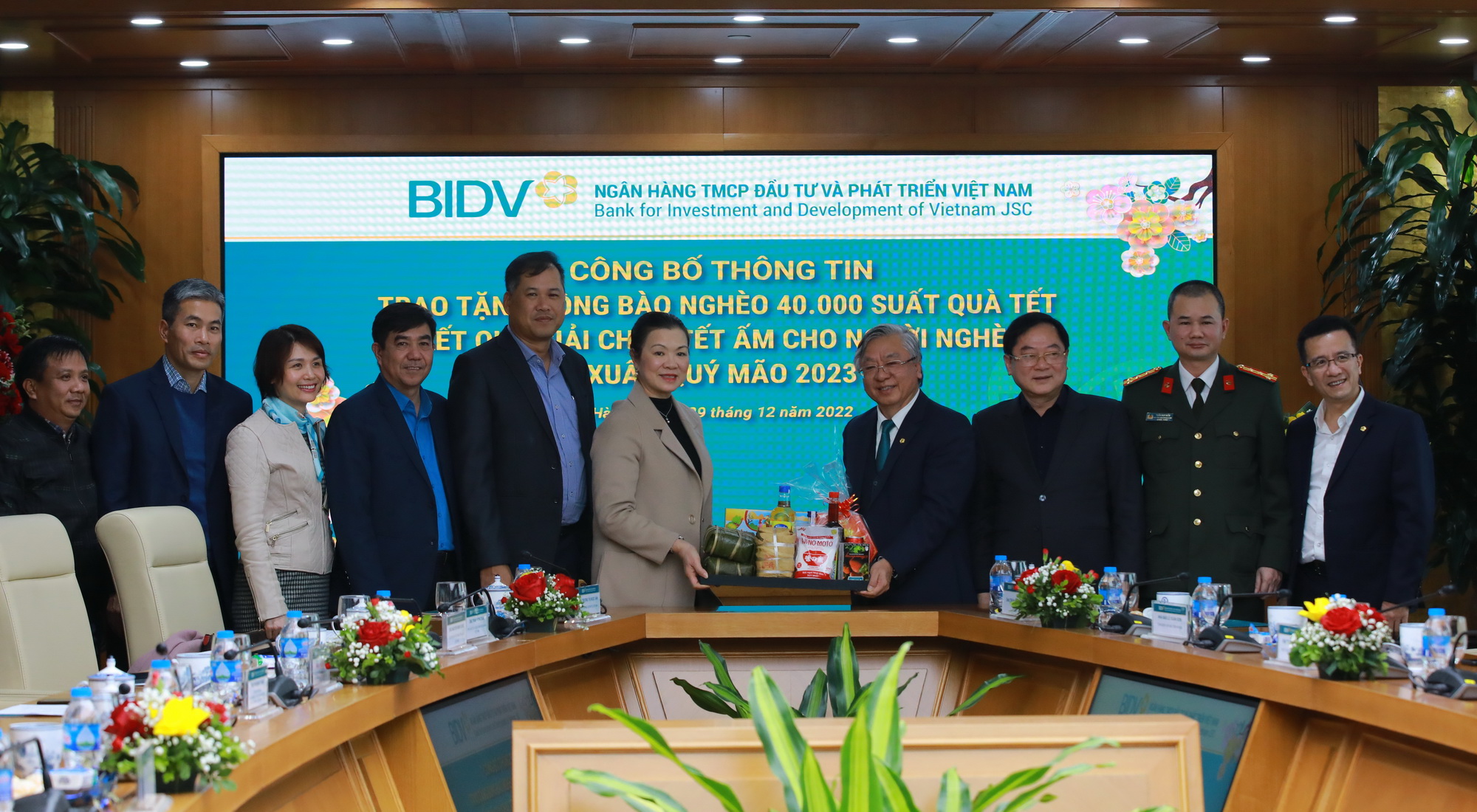 BIDV dành 20 tỉ đồng tặng quà Tết cho người nghèo - Ảnh 1.