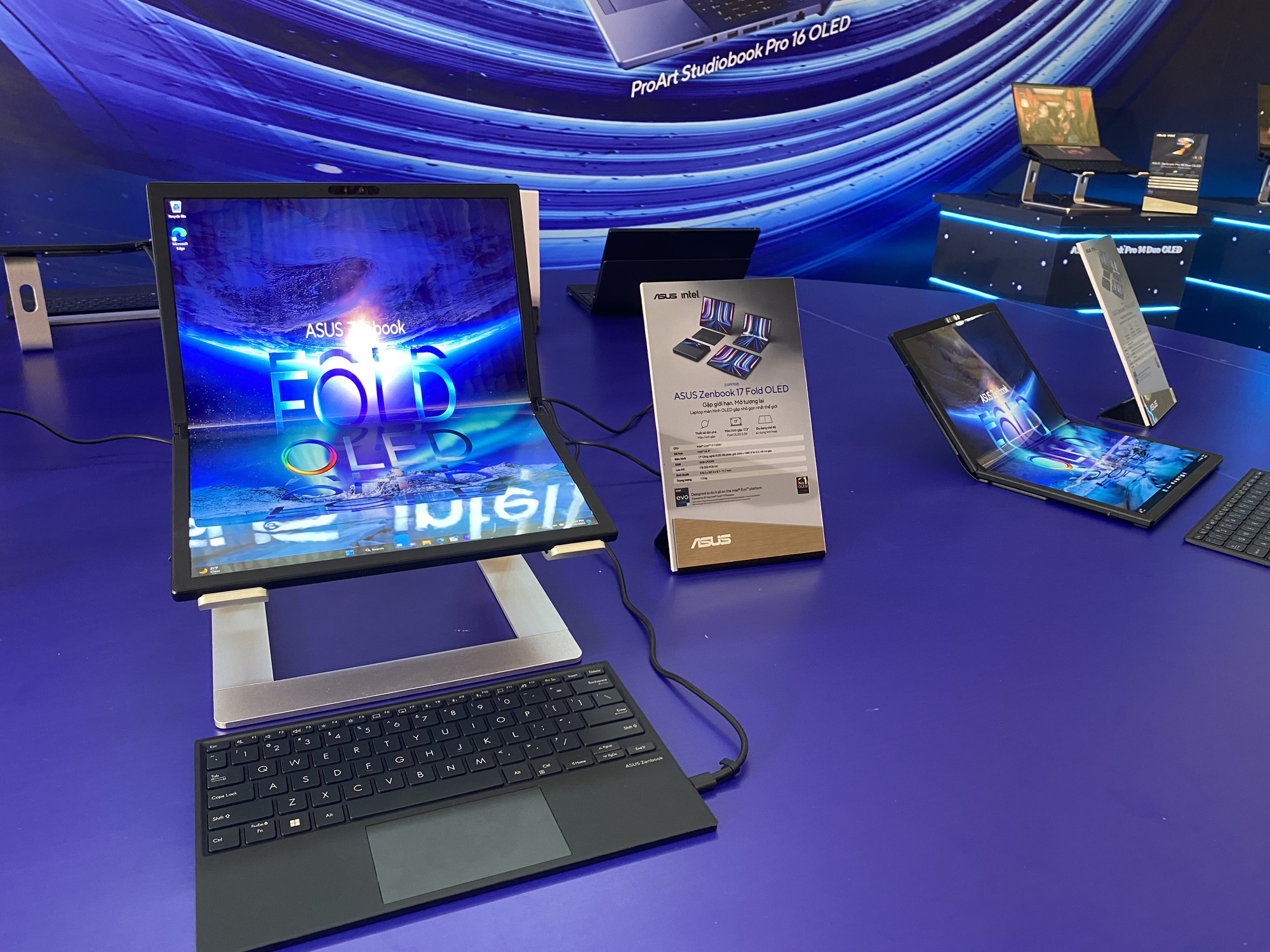 Laptop gi&aacute; 90 triệu đồng c&oacute; g&igrave; lạ?