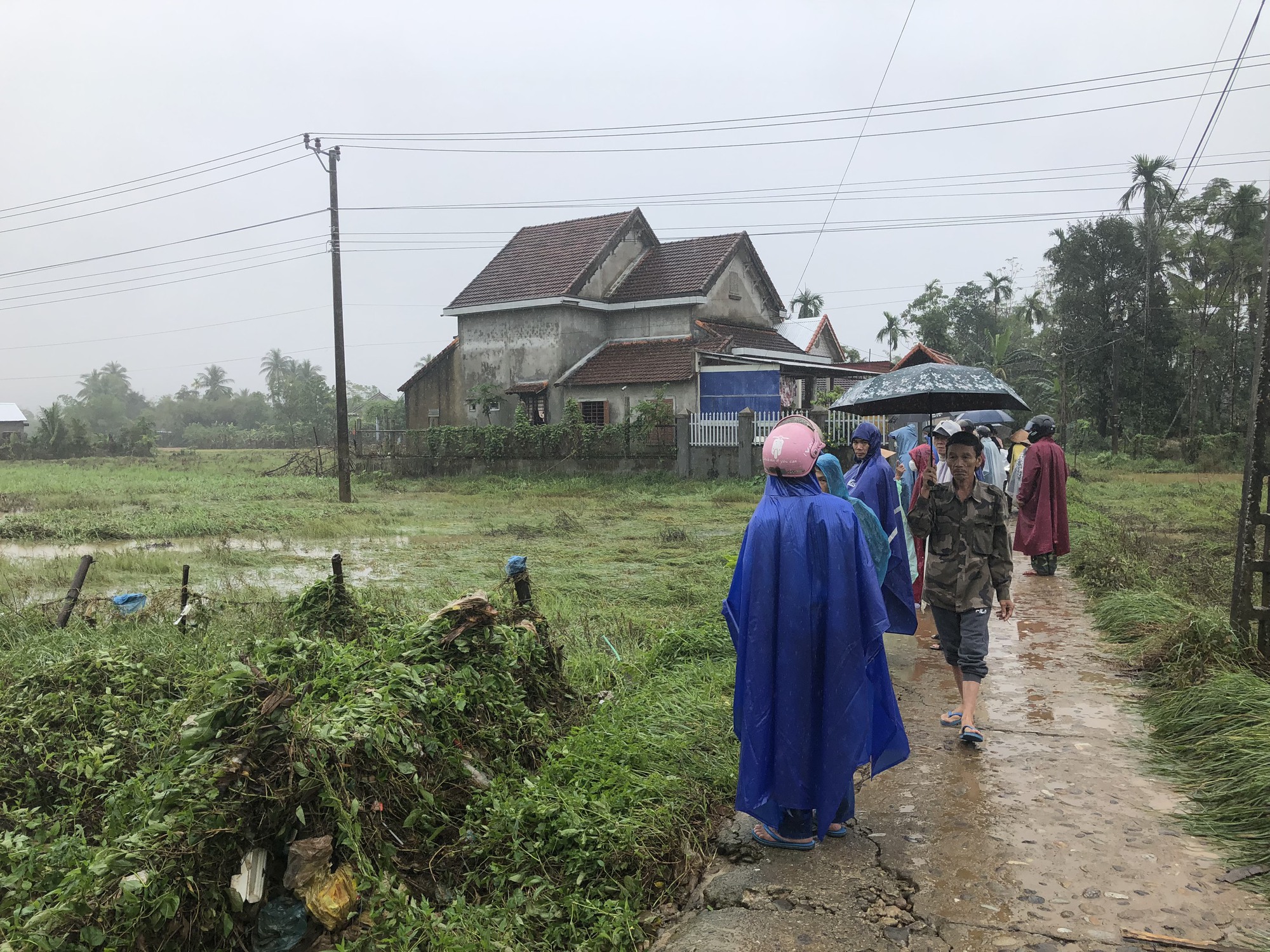 T&igrave;m thấy thi thể b&iacute; thư x&atilde; bị nước cuốn tr&ocirc;i, th&ecirc;m 2 người mất t&iacute;ch - Ảnh 2.