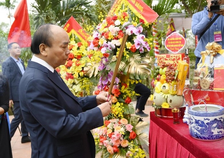 Chủ tịch nước dâng hương tưởng niệm nữ sĩ Hồ Xuân Hương