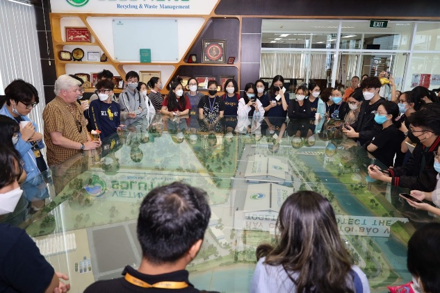 Sinh vi&ecirc;n trường Đại học Fulbright t&igrave;m hiểu về qui tr&igrave;nh xử l&yacute; chất thải tại VWS - Ảnh 1.