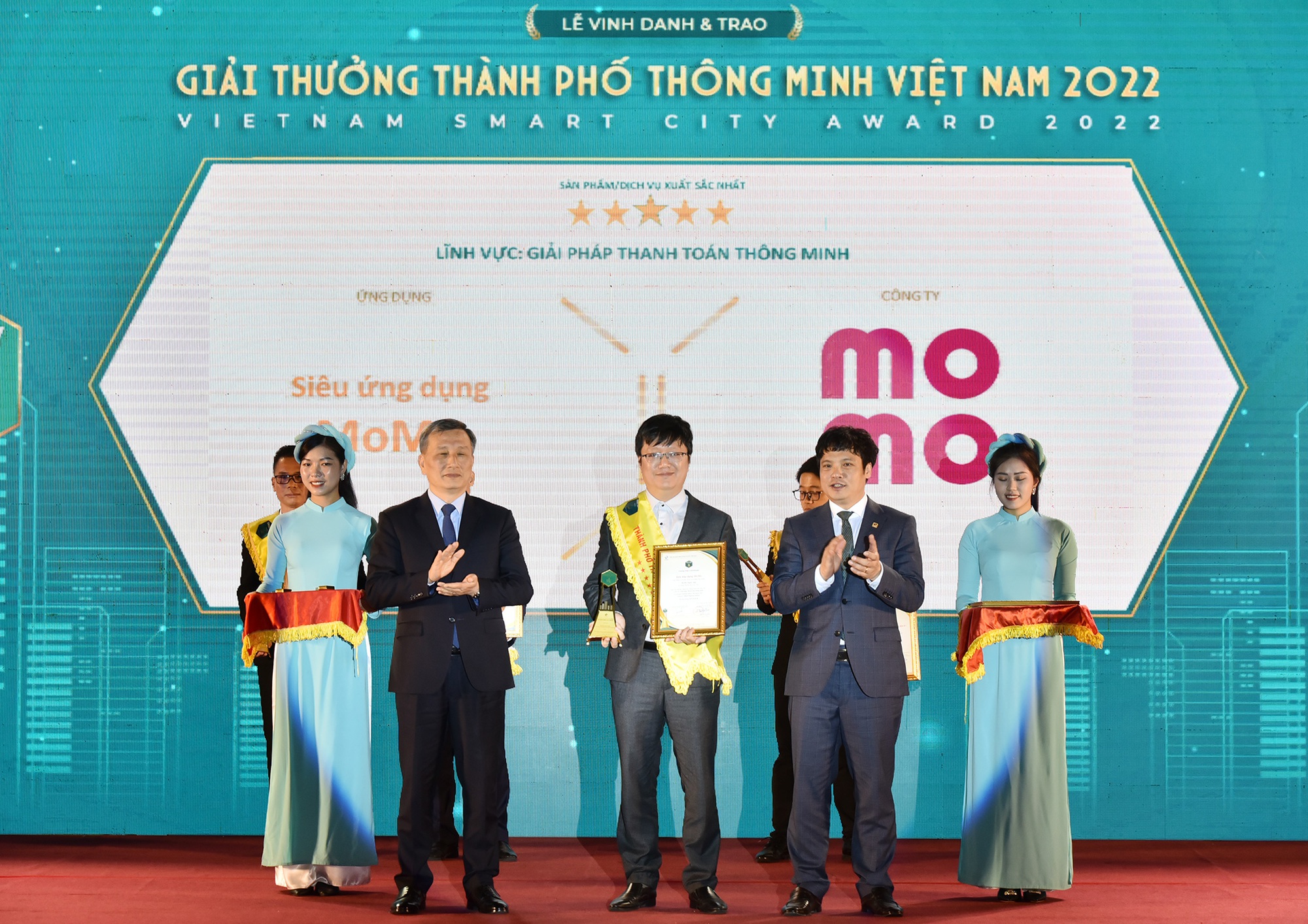 MoMo lần đầu được vinh danh tại Giải thưởng Thành phố thông minh Việt Nam 2022 - Ảnh 1. MoMo lần đầu được vinh danh tại Giải thưởng Thành phố thông minh Việt Nam 2022 - Ảnh 1.