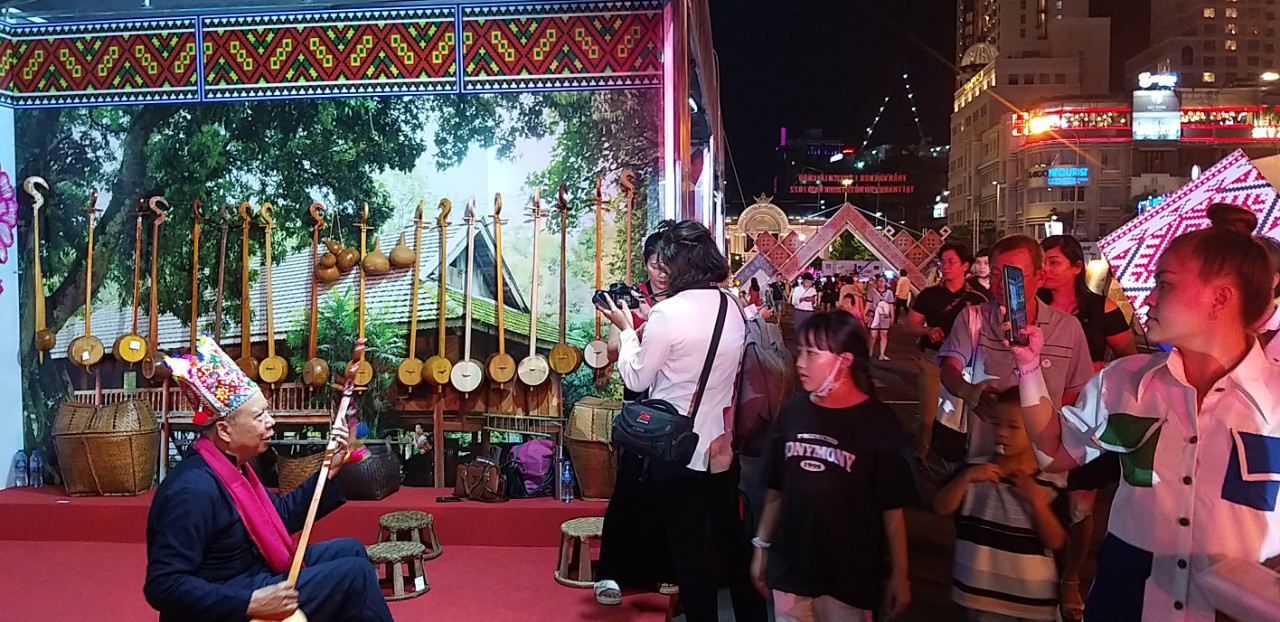 Cuối tuần, rủ nhau đi &ldquo;săn&rdquo; tour Tết gi&aacute; rẻ, nghe h&aacute;t Then, m&uacute;a X&ograve;e ở TP HCM - Ảnh 3.