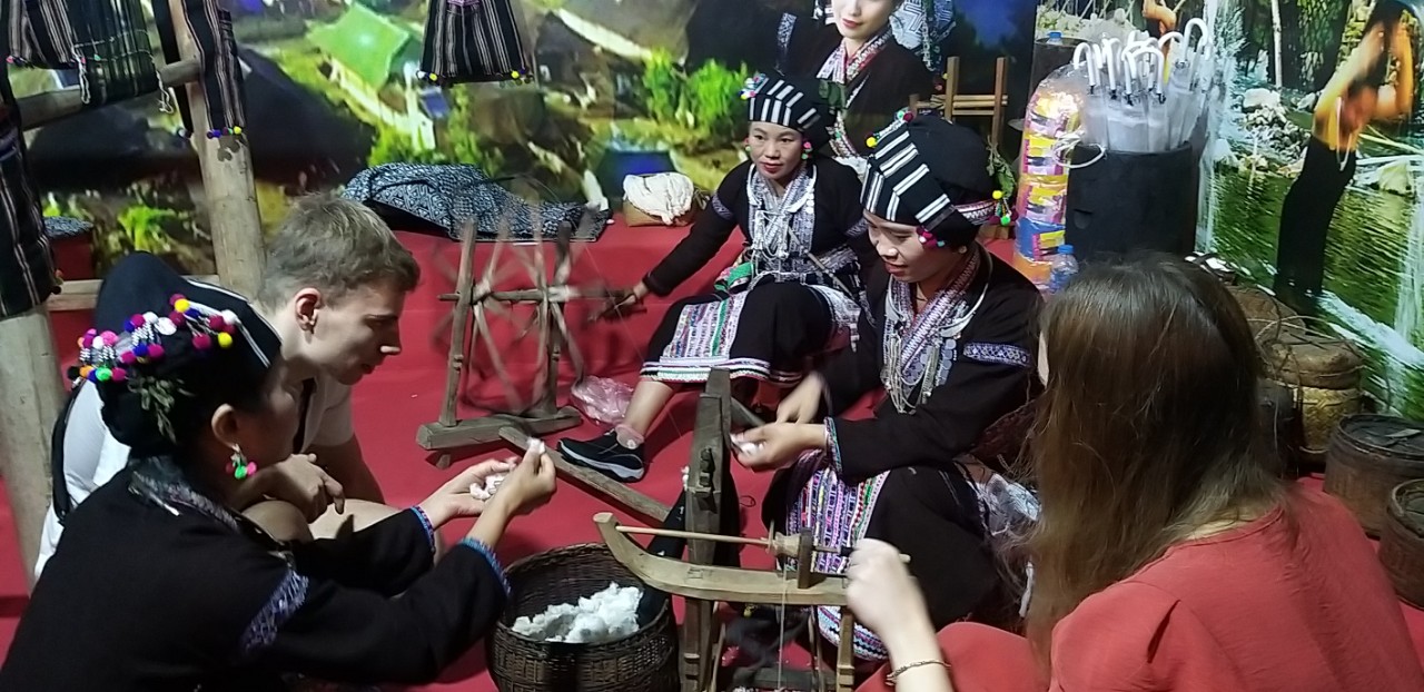 Cuối tuần, rủ nhau đi &ldquo;săn&rdquo; tour Tết gi&aacute; rẻ, nghe h&aacute;t Then, m&uacute;a X&ograve;e ở TP HCM - Ảnh 5.