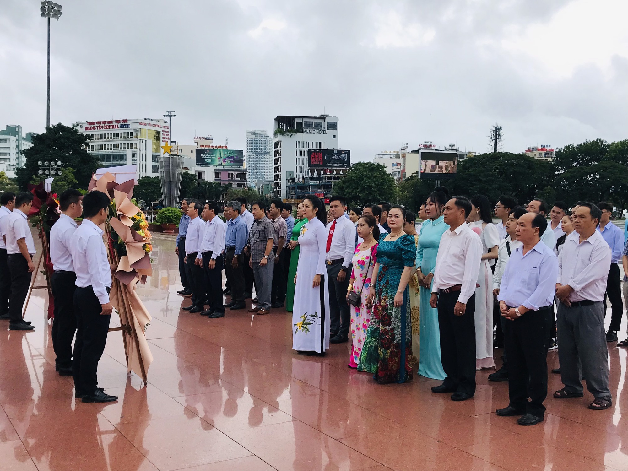 Nghệ sĩ TP HCM d&acirc;ng hoa tại Tượng đ&agrave;i Nguyễn Sinh Sắc - Nguyễn Tất Th&agrave;nh ở Quy Nhơn - Ảnh 1.