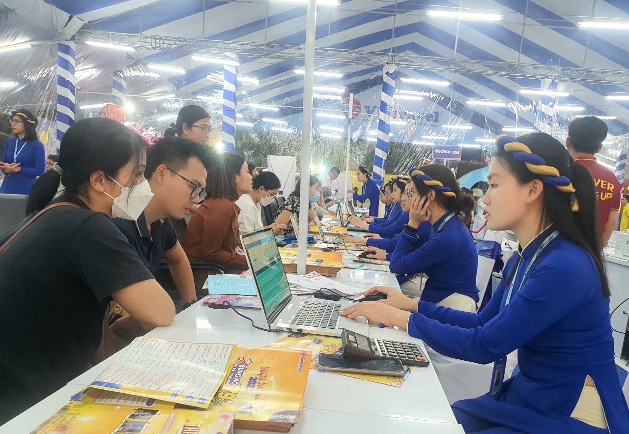 Cuối tuần, rủ nhau đi &ldquo;săn&rdquo; tour Tết gi&aacute; rẻ, nghe h&aacute;t Then, m&uacute;a X&ograve;e ở TP HCM - Ảnh 6.