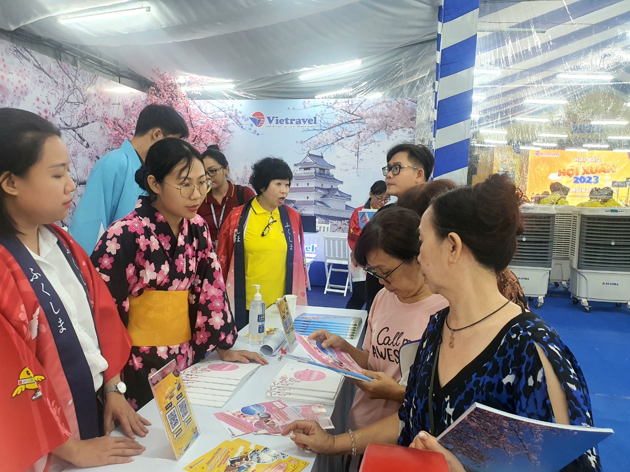 Cuối tuần, rủ nhau đi “săn” tour Tết giá rẻ, nghe hát Then, múa Xòe ở TP HCM