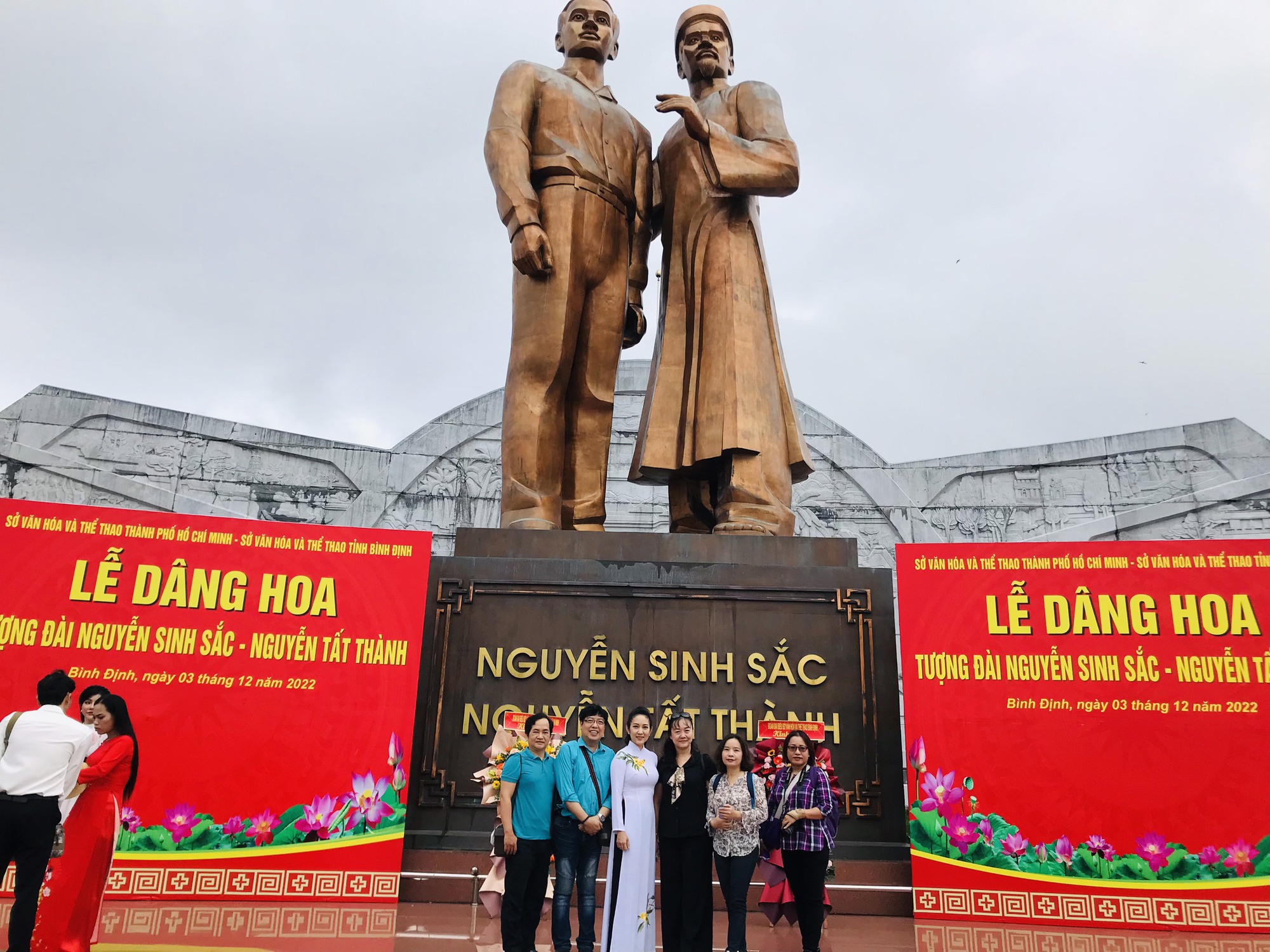 Nghệ sĩ TP HCM d&acirc;ng hoa tại Tượng đ&agrave;i Nguyễn Sinh Sắc - Nguyễn Tất Th&agrave;nh ở Quy Nhơn - Ảnh 2.