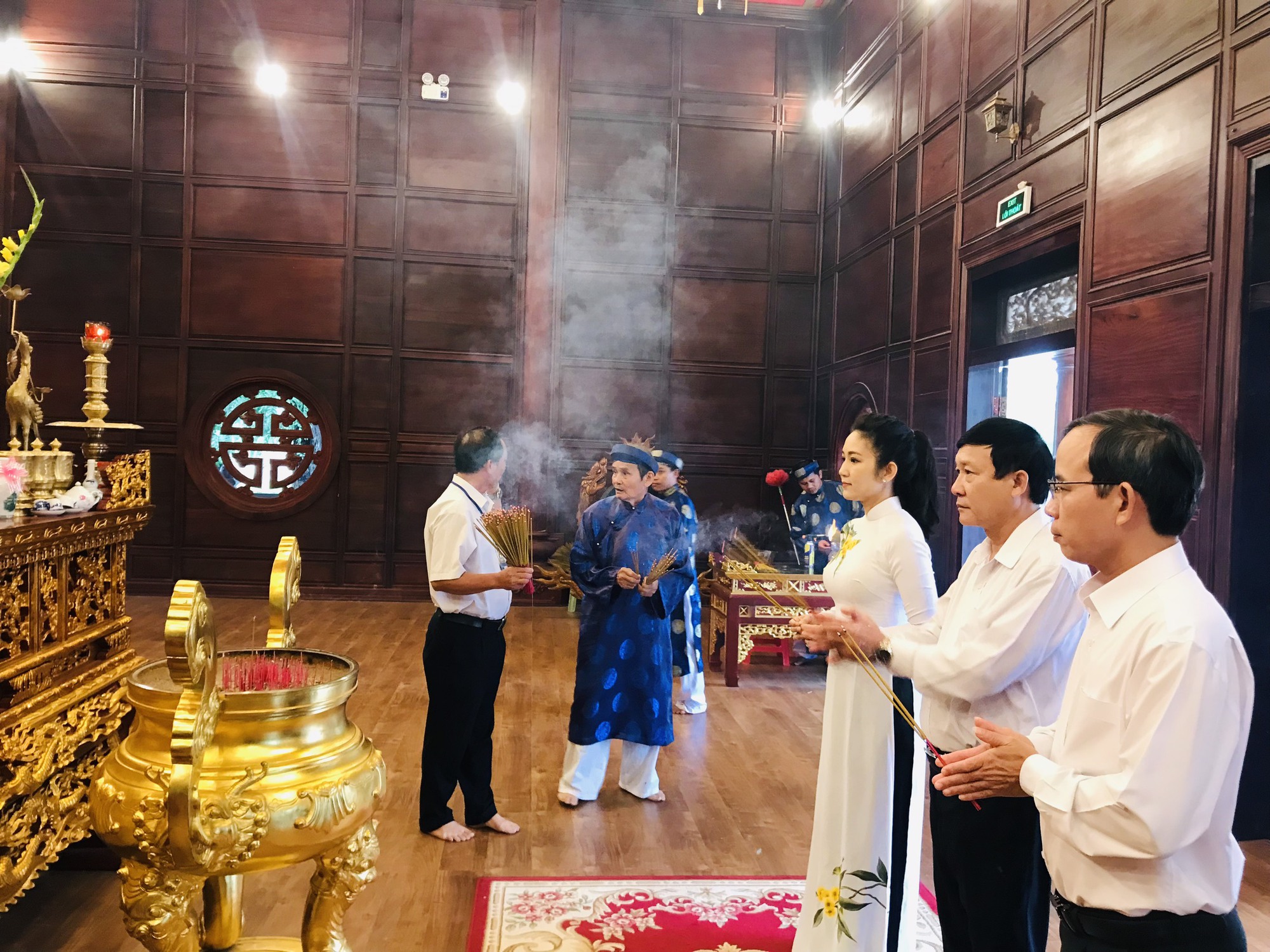Nghệ sĩ TP HCM d&acirc;ng hoa tại Tượng đ&agrave;i Nguyễn Sinh Sắc - Nguyễn Tất Th&agrave;nh ở Quy Nhơn - Ảnh 3.