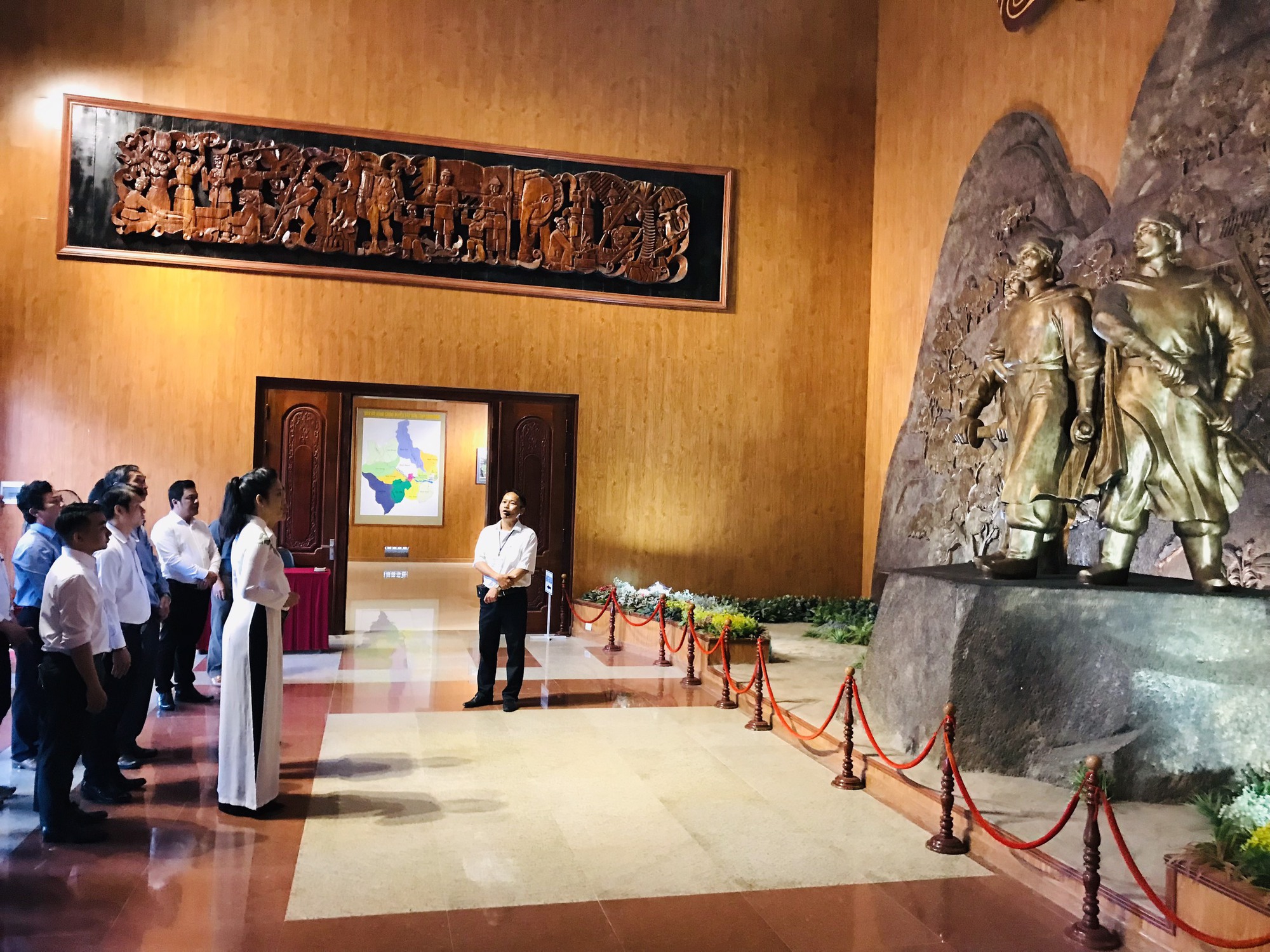 Nghệ sĩ TP HCM d&acirc;ng hoa tại Tượng đ&agrave;i Nguyễn Sinh Sắc - Nguyễn Tất Th&agrave;nh ở Quy Nhơn - Ảnh 4.
