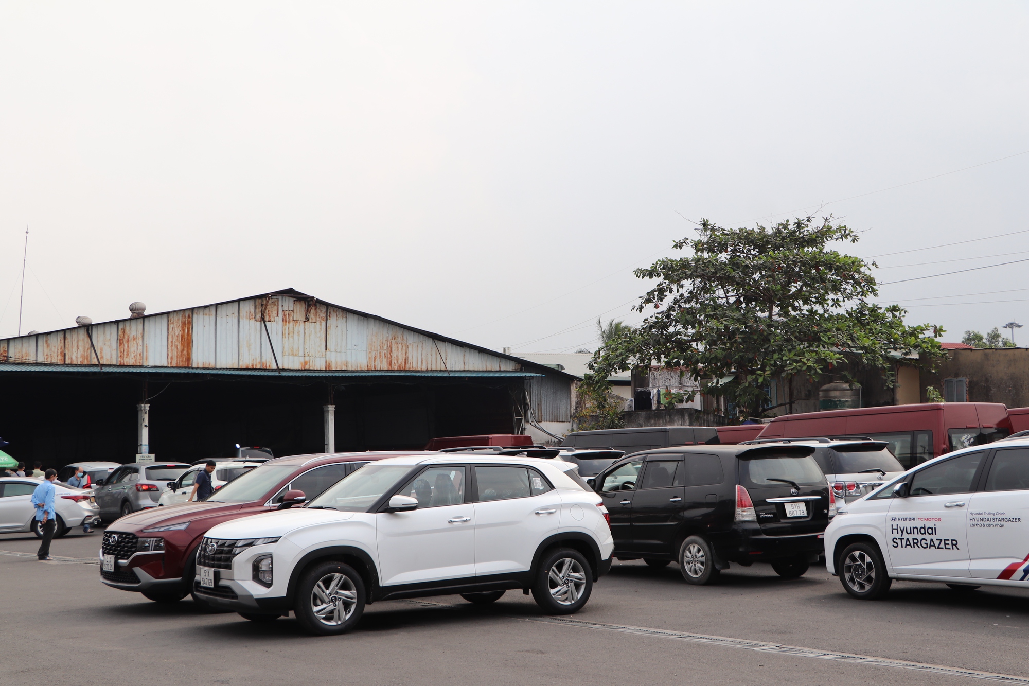 Cận cảnh &ldquo;vật vạ&rdquo; chờ đăng kiểm ở TP HCM ng&agrave;y 30-12 - Ảnh 7.