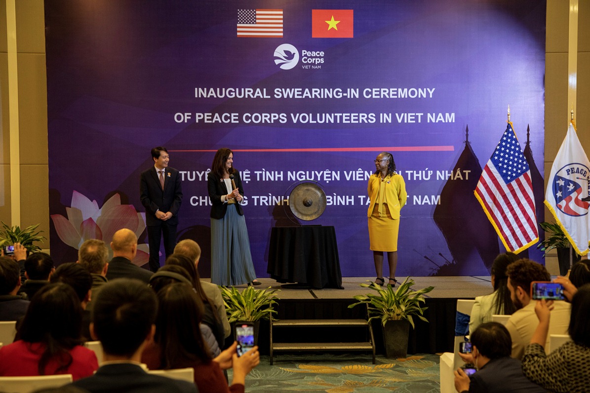 T&igrave;nh nguyện vi&ecirc;n Peace Corps mặc &aacute;o d&agrave;i tuy&ecirc;n thệ tại Việt Nam - Ảnh 2.