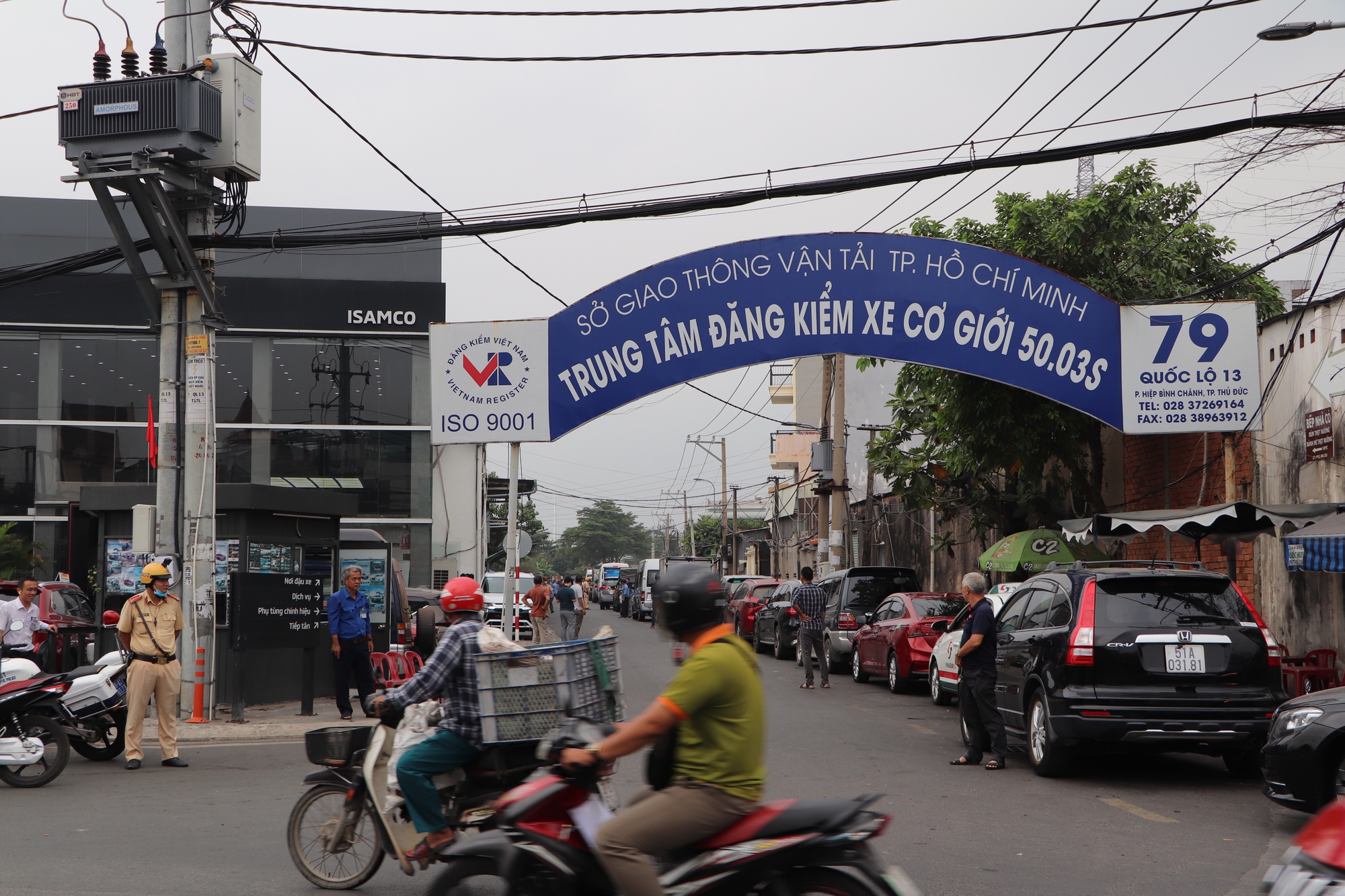 Cận cảnh &ldquo;vật vạ&rdquo; chờ đăng kiểm ở TP HCM ng&agrave;y 30-12 - Ảnh 1.