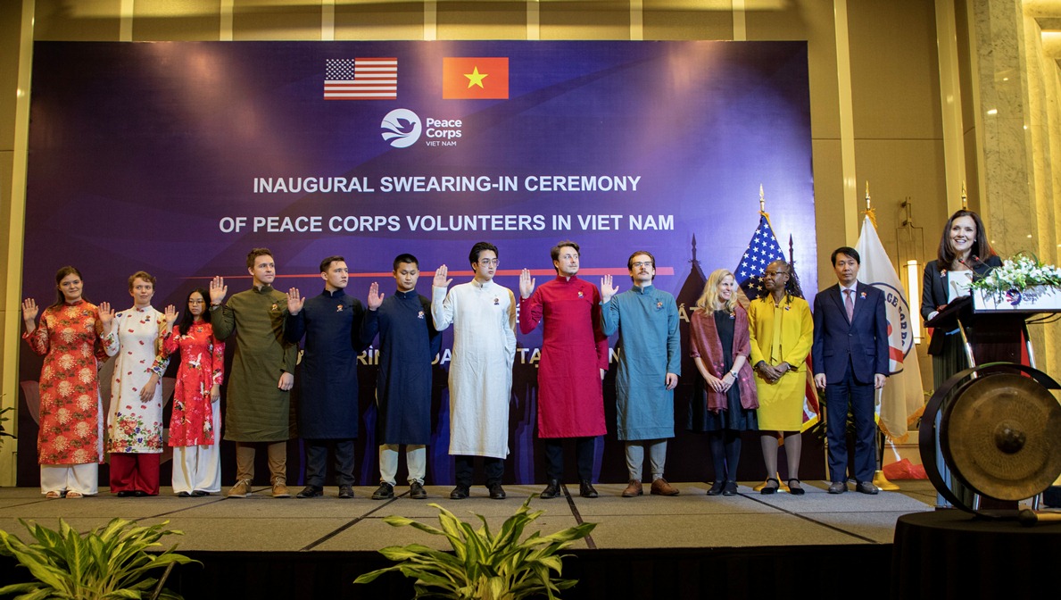 T&igrave;nh nguyện vi&ecirc;n Peace Corps mặc &aacute;o d&agrave;i tuy&ecirc;n thệ tại Việt Nam - Ảnh 1.