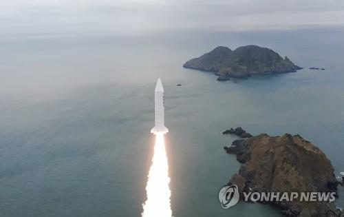 Người d&acirc;n Seoul ph&aacute;t hoảng v&igrave; những luồng &aacute;nh s&aacute;ng kỳ lạ - Ảnh 2.