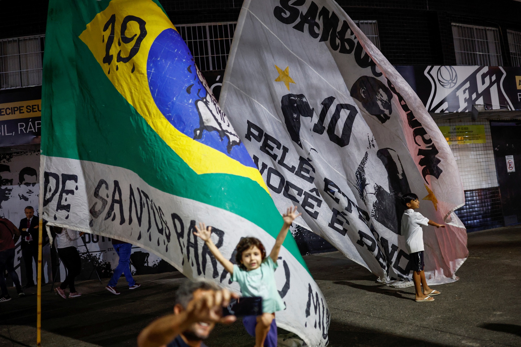 Brazil tổ chức quốc tang 3 ng&agrave;y để tưởng nhớ Vua b&oacute;ng đ&aacute; Pele - Ảnh 3.