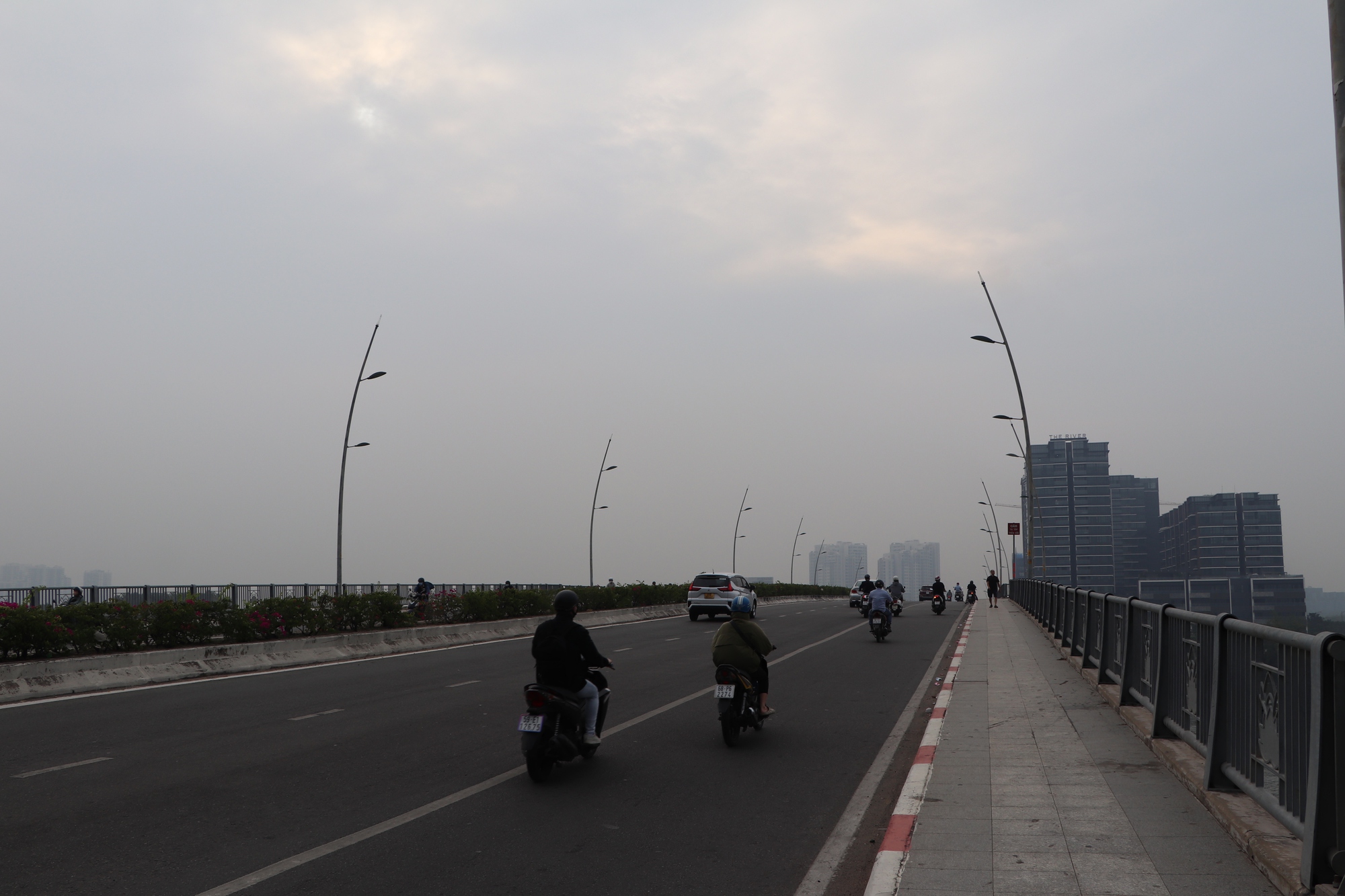 H&igrave;nh ảnh TP HCM s&aacute;ng 30-12, thời tiết se lạnh, sương m&ugrave; bao phủ - Ảnh 1.