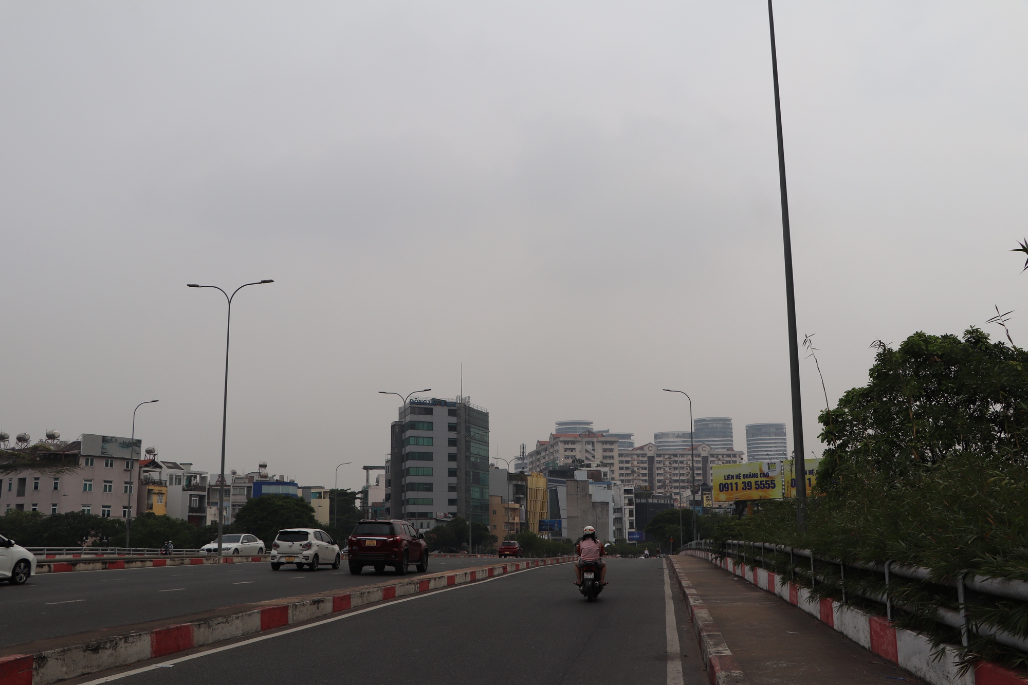 H&igrave;nh ảnh TP HCM s&aacute;ng 30-12, thời tiết se lạnh, sương m&ugrave; bao phủ - Ảnh 5.