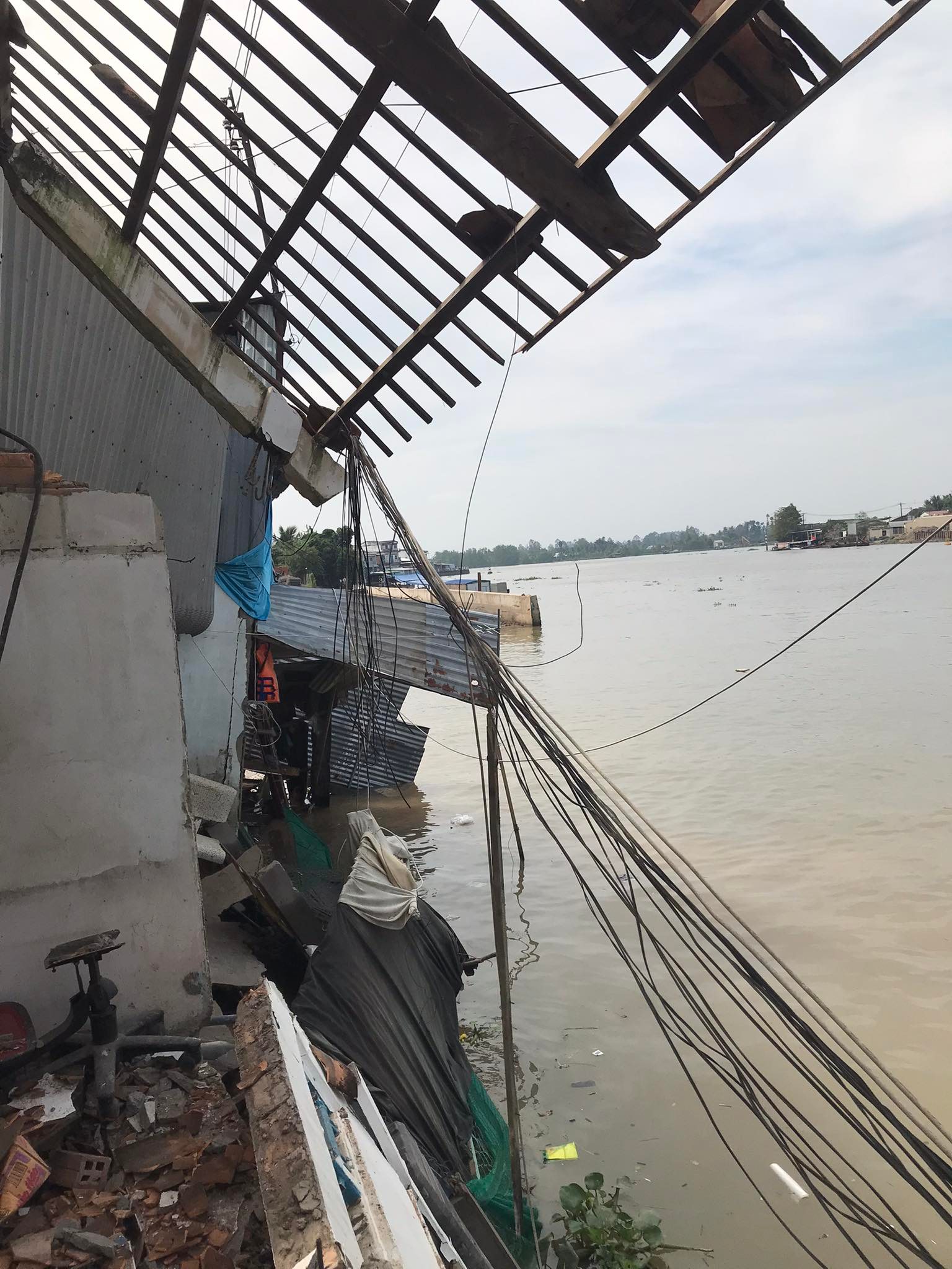 CLIP: Lại xảy ra sạt lở kinh ho&agrave;ng ở Vĩnh Long, bờ k&egrave; đang thi c&ocirc;ng sụp xuống s&ocirc;ng - Ảnh 5.