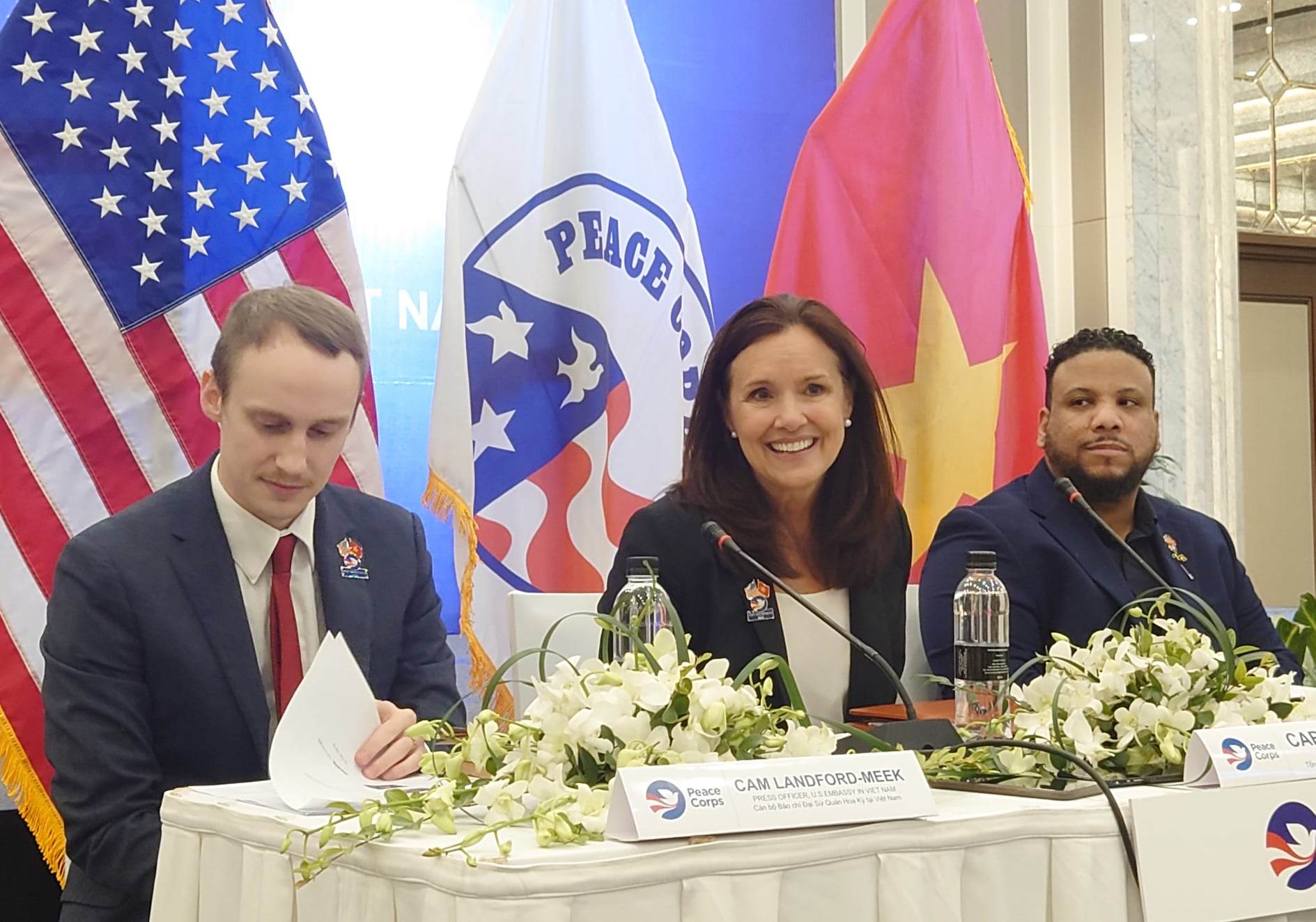 T&igrave;nh nguyện vi&ecirc;n Peace Corps mặc &aacute;o d&agrave;i tuy&ecirc;n thệ tại Việt Nam - Ảnh 3.