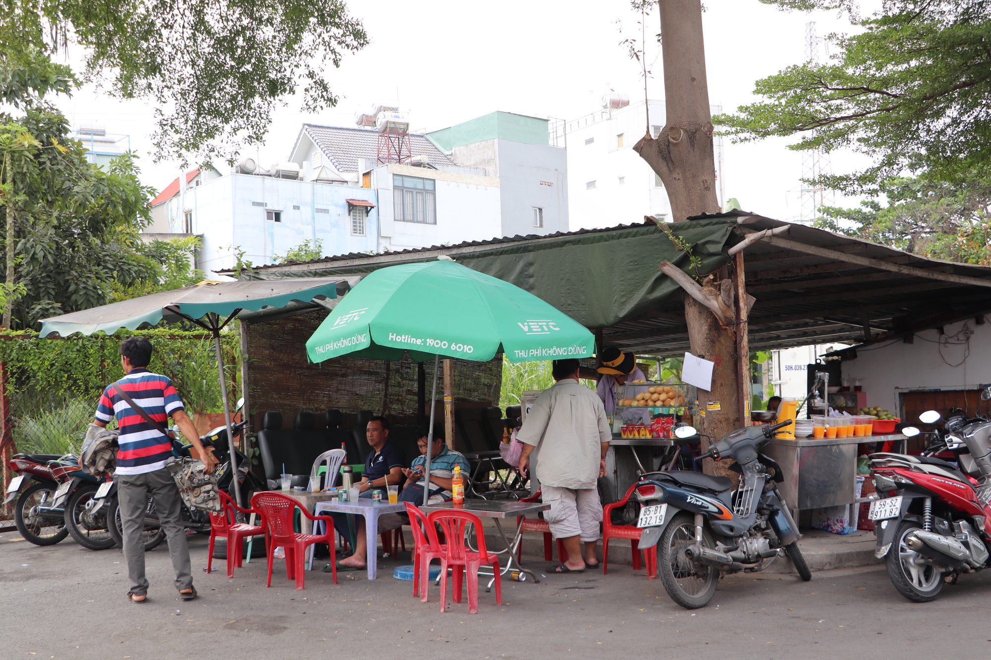 Cận cảnh &ldquo;vật vạ&rdquo; chờ đăng kiểm ở TP HCM ng&agrave;y 30-12 - Ảnh 10.